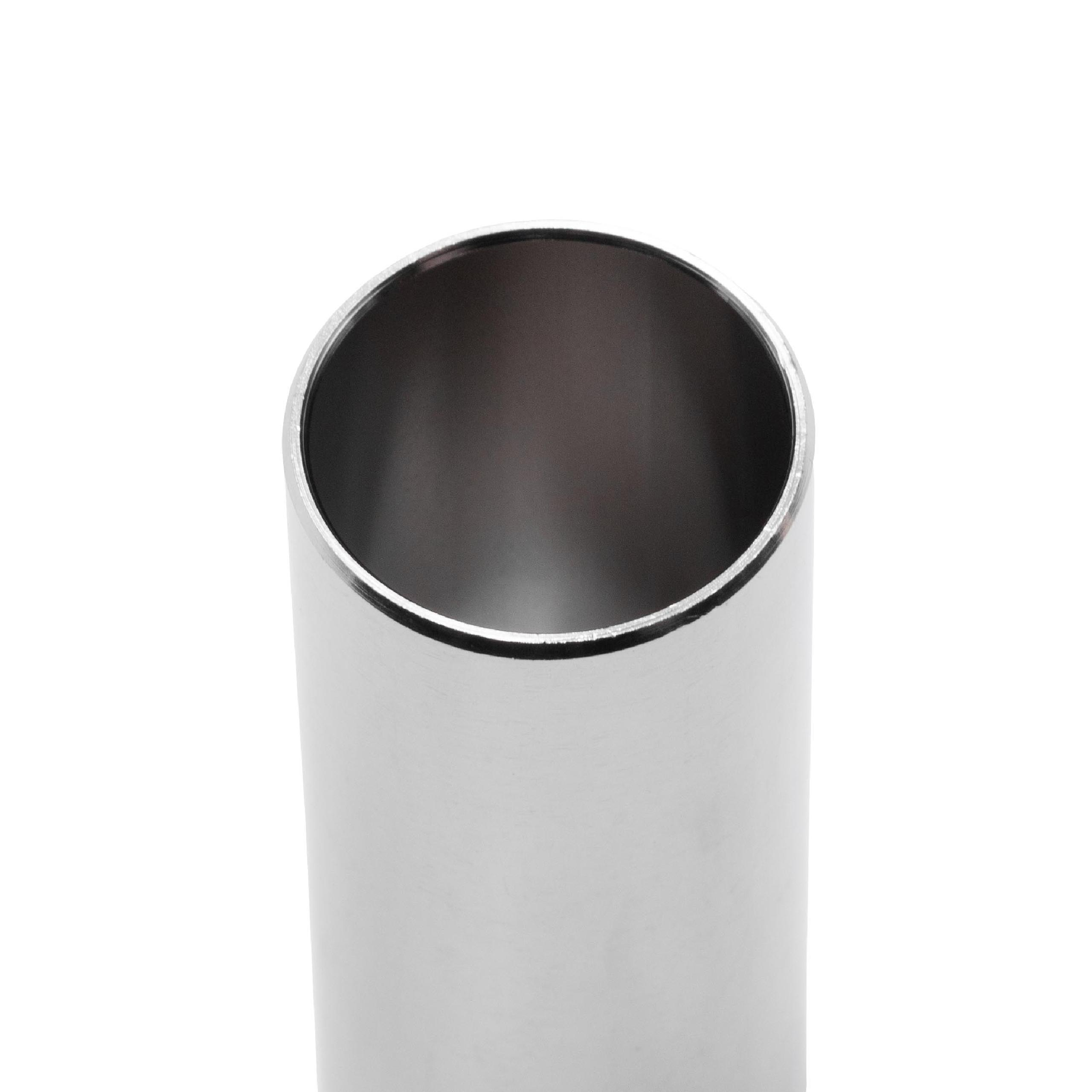 Ein glänzender Metallzylinder vor weißem Hintergrund. Die Öffnung zeigt ein dunkles Inneres.