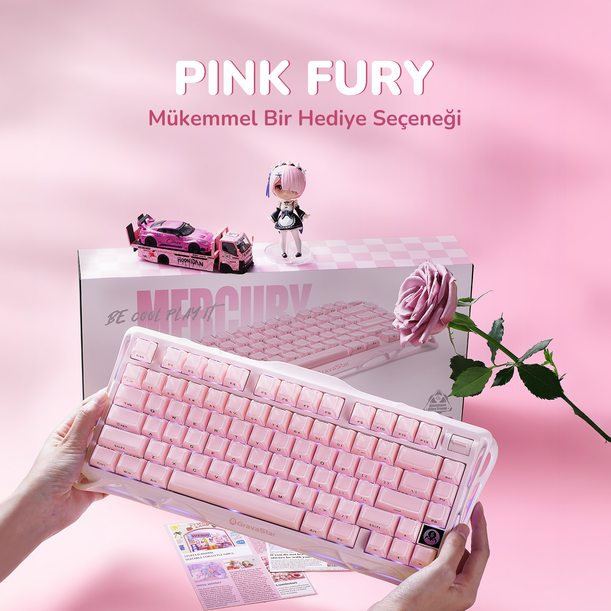 Różowa klawiatura, zabawkowy samochód, figurka i róża na różowym tle. Klawiatura trzymana w dłoniach.
