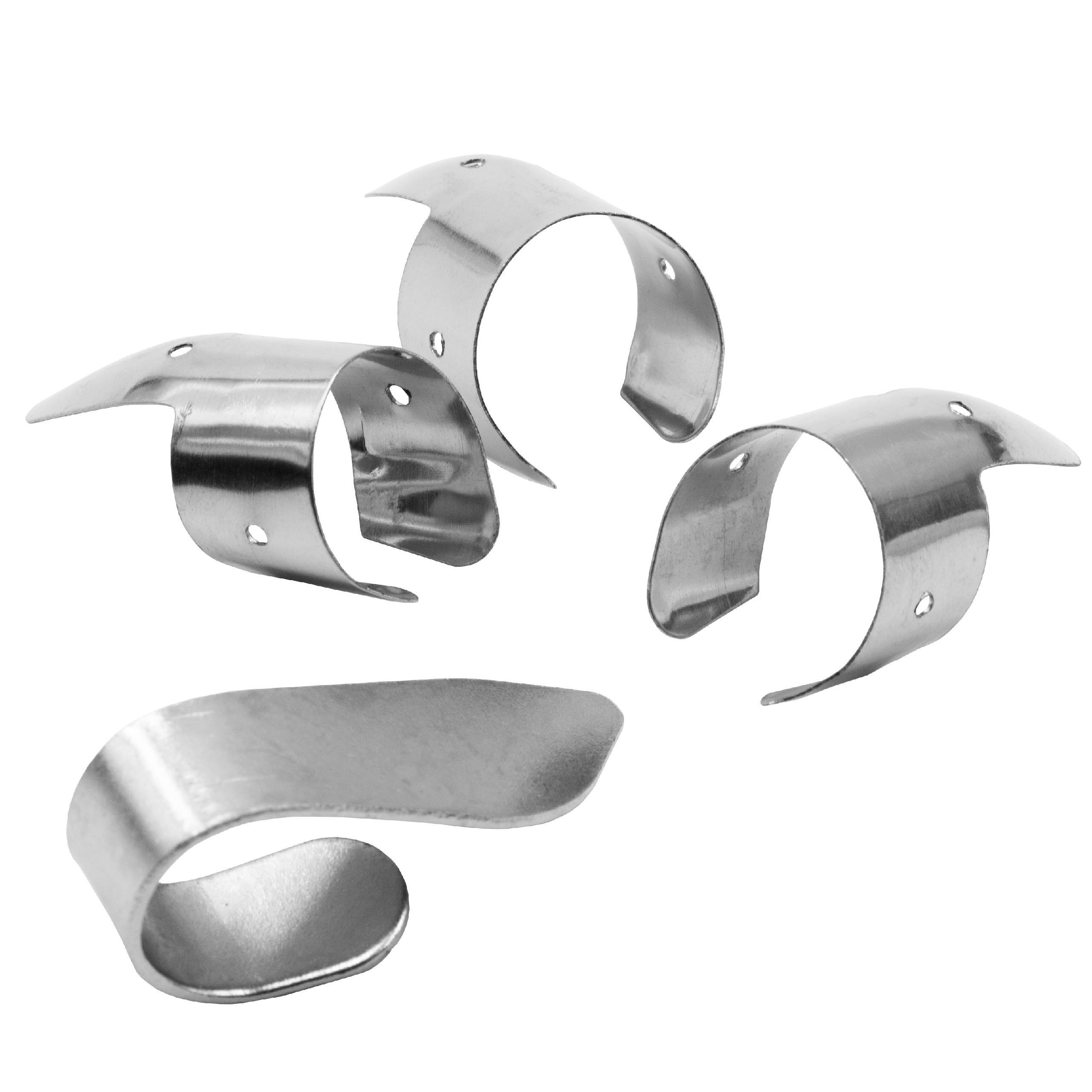 Vier silberne Fingerpicks. Jedes ist gebogen mit einem Loch und einer flachen Verlängerung, vor weißem Hintergrund.