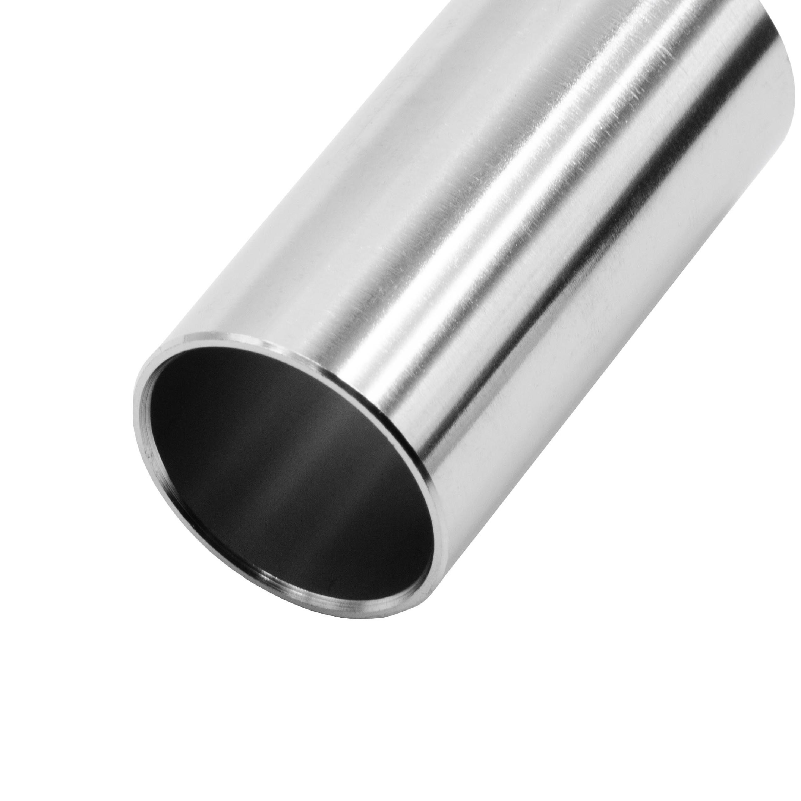 Nahaufnahme eines glänzenden, silbernen Metallrohrs, diagonal abgewinkelt. Das Innere ist dunkel. Weißer Hintergrund.
