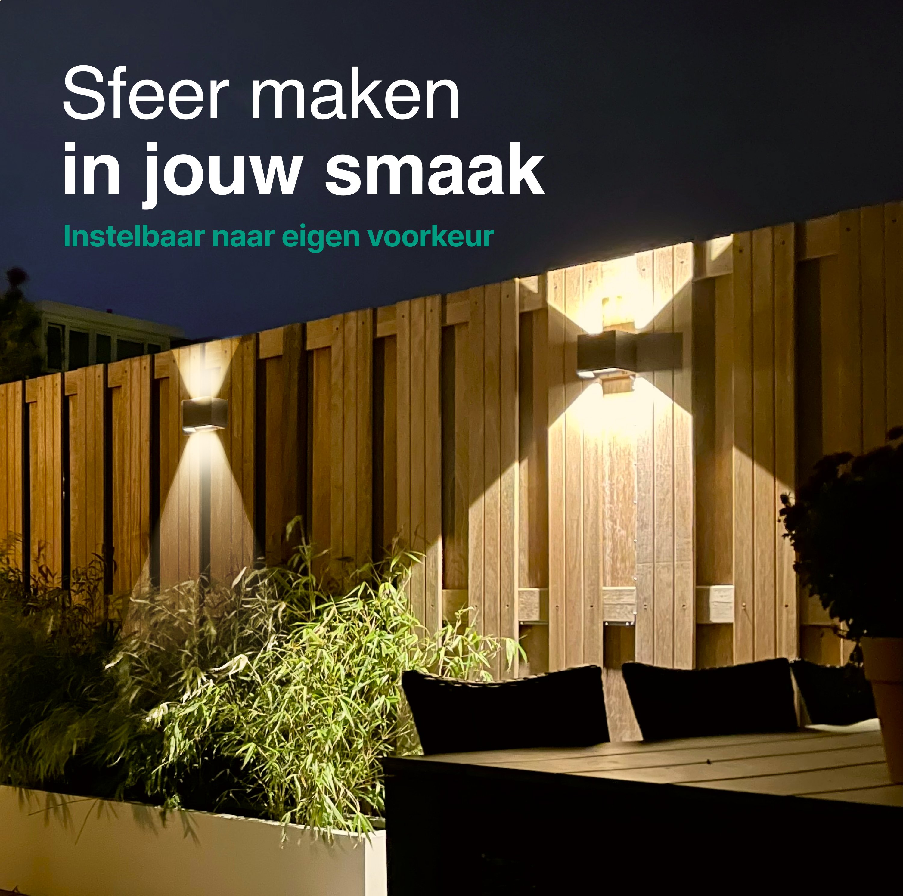 Nachtzicht van een houten hek met lichten, bamboe en een tafel. Tekst: 'Sfeer maken in jouw smaak'.