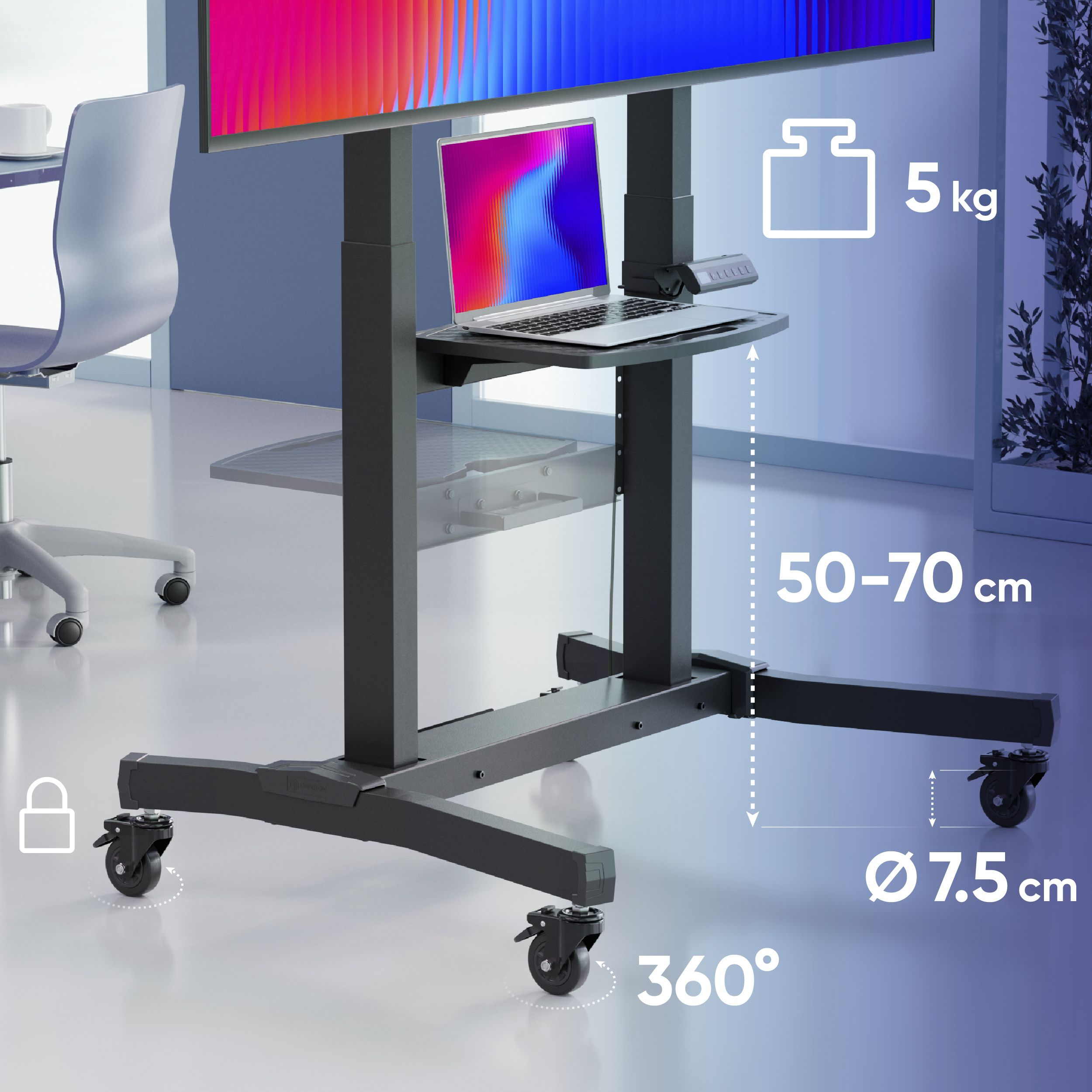 Czarny stojak pod telewizor na kółkach z laptopem. Wymiary są oznaczone. Białe krzesło w tle.