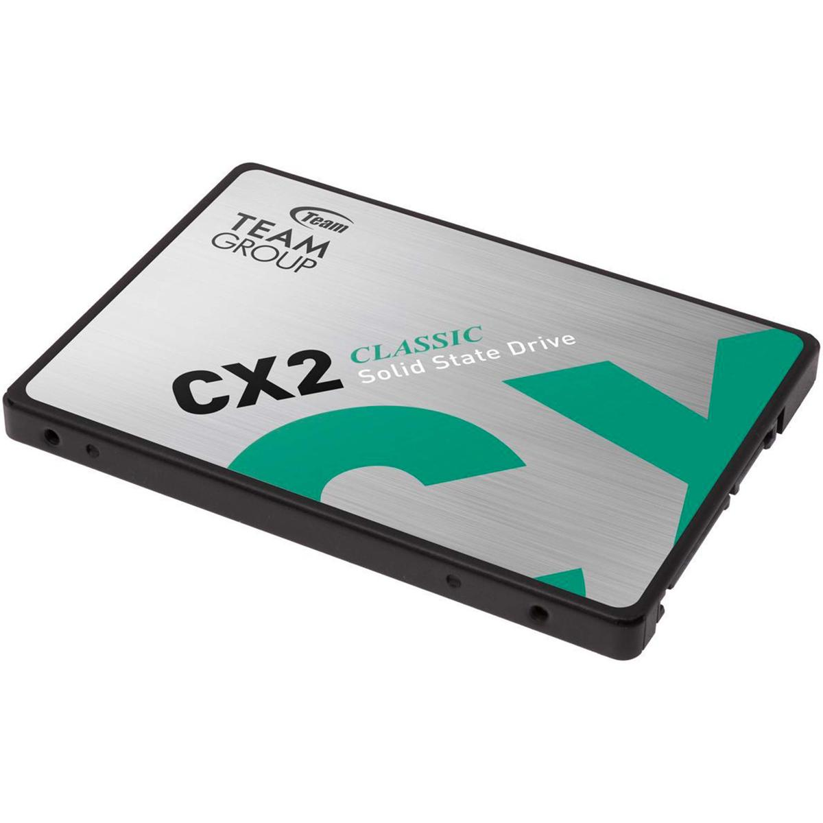 Srebrny i czarny CX2 Classic Solid State Drive. Turkusowe akcenty. Logo Team Group. Widok pod kątem na białej powierzchni.