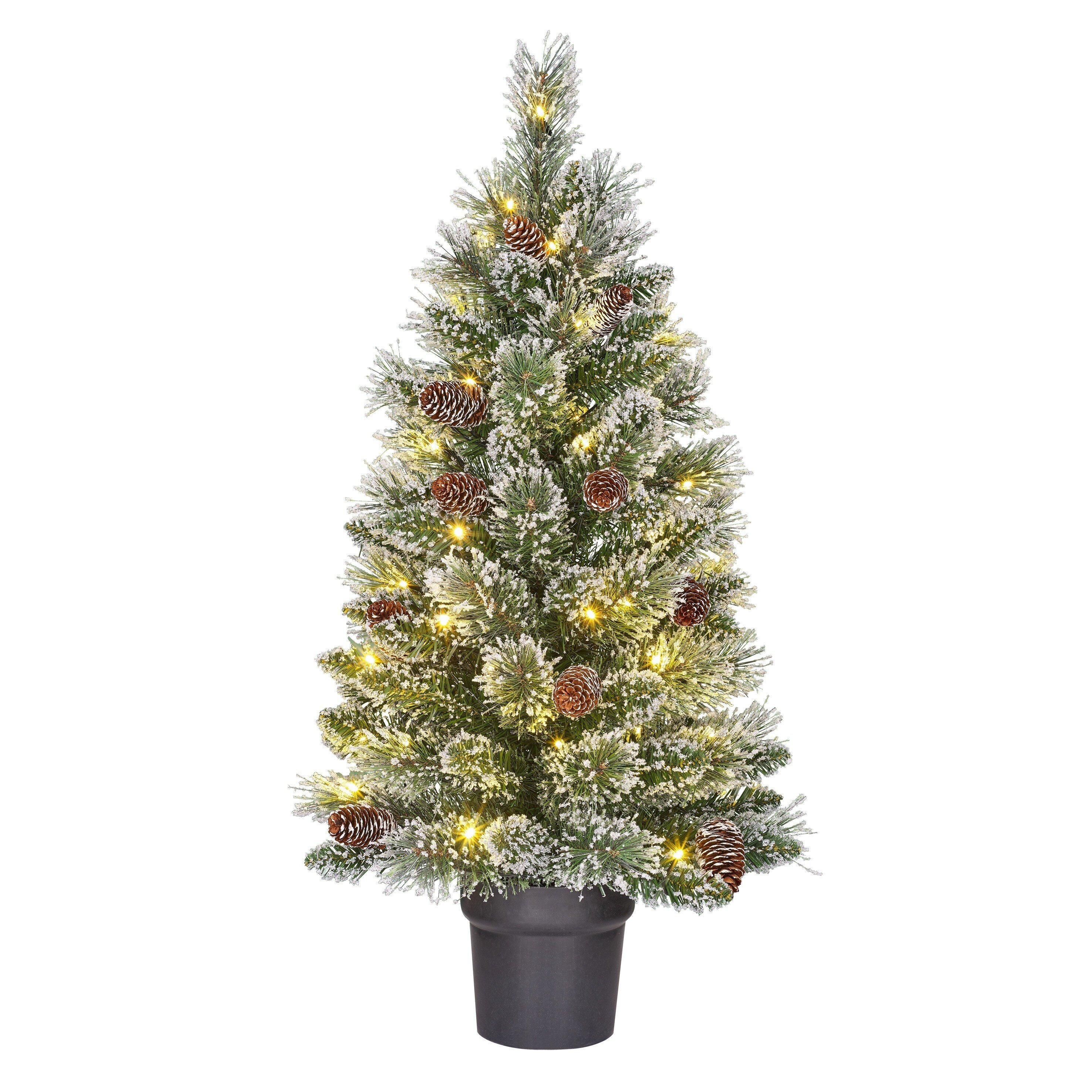 Un petit sapin de Noël avec des pommes de pin et des lumières, en pot noir. Il est recouvert de neige artificielle.