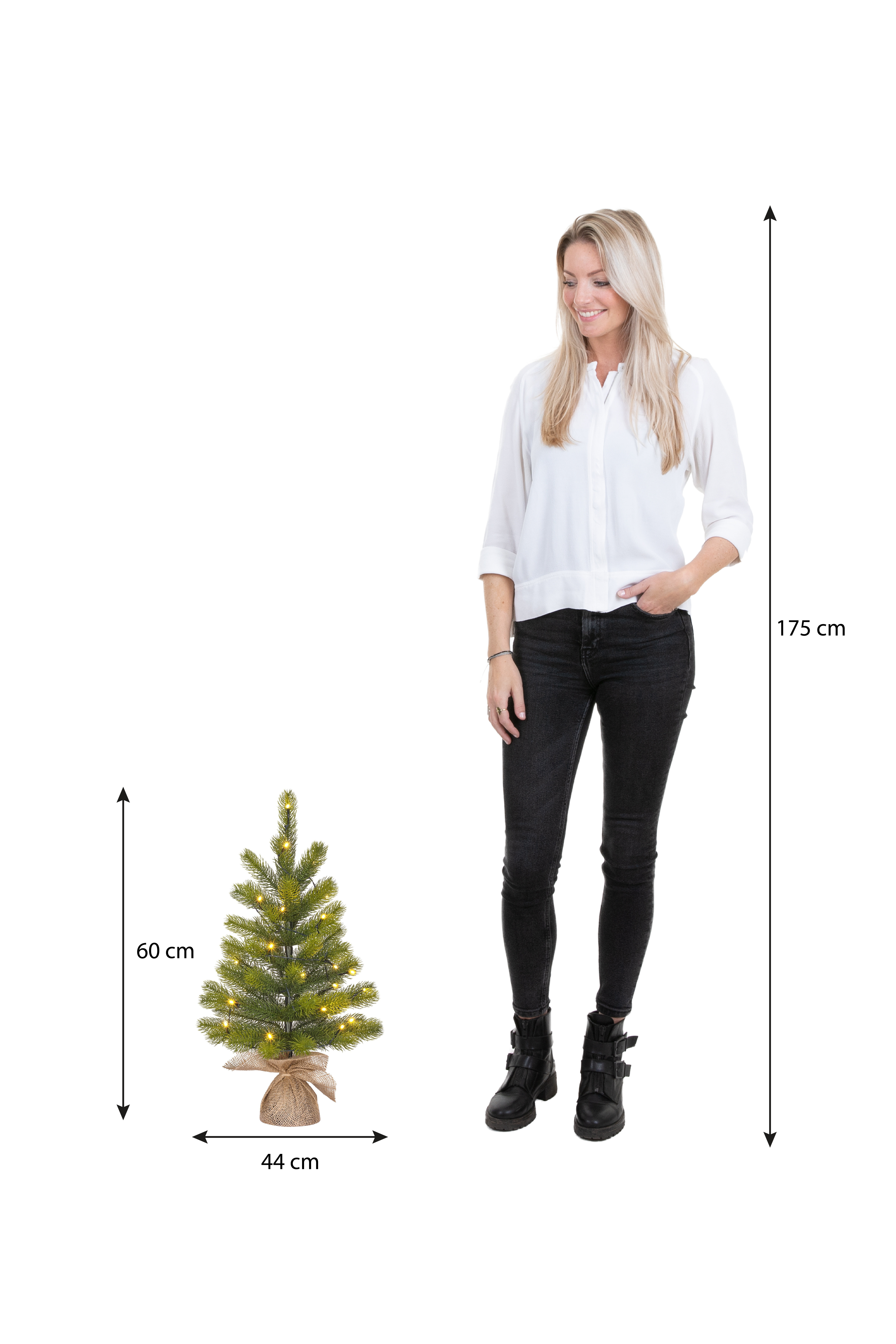 Une femme se tient près d'un petit sapin de Noël. L'arbre est décoré de lumières. Les dimensions sont indiquées.