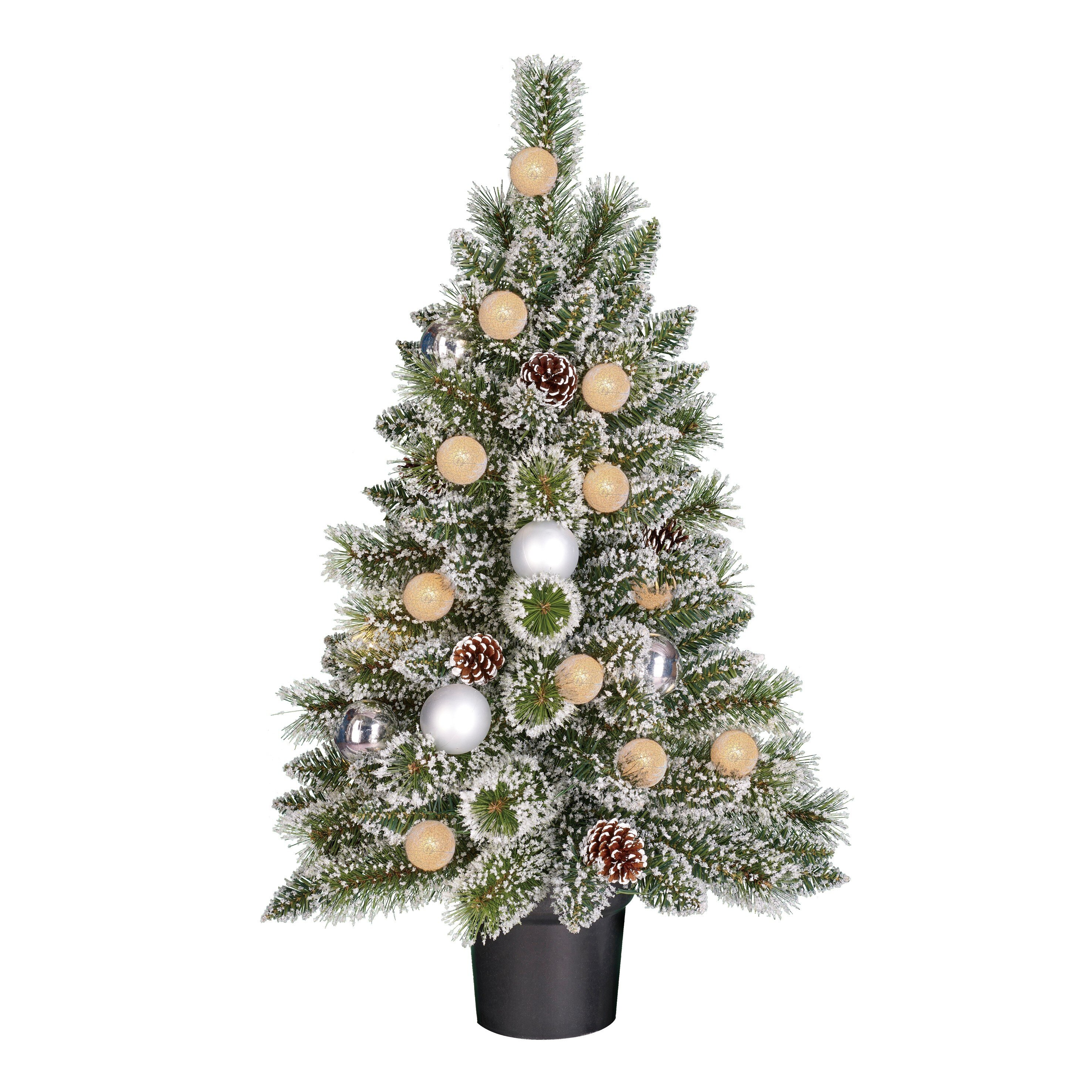 Een versierde kerstboom met gouden en zilveren ornamenten, dennenappels en sneeuwachtig stof, in een zwarte pot, geïsoleerd.