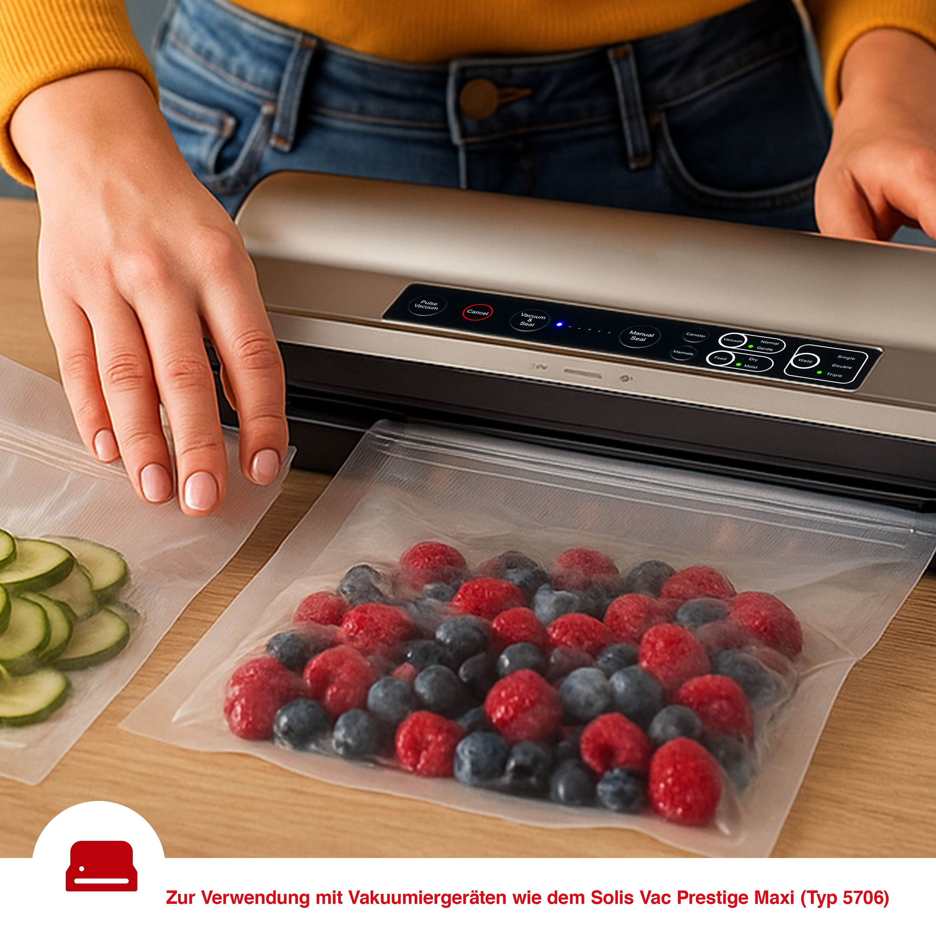 Eine Person verwendet ein Vakuumiergerät mit Beuteln voller Beeren und Gurkenscheiben. Ein gelber Pullover und blaue Jeans sind sichtbar.