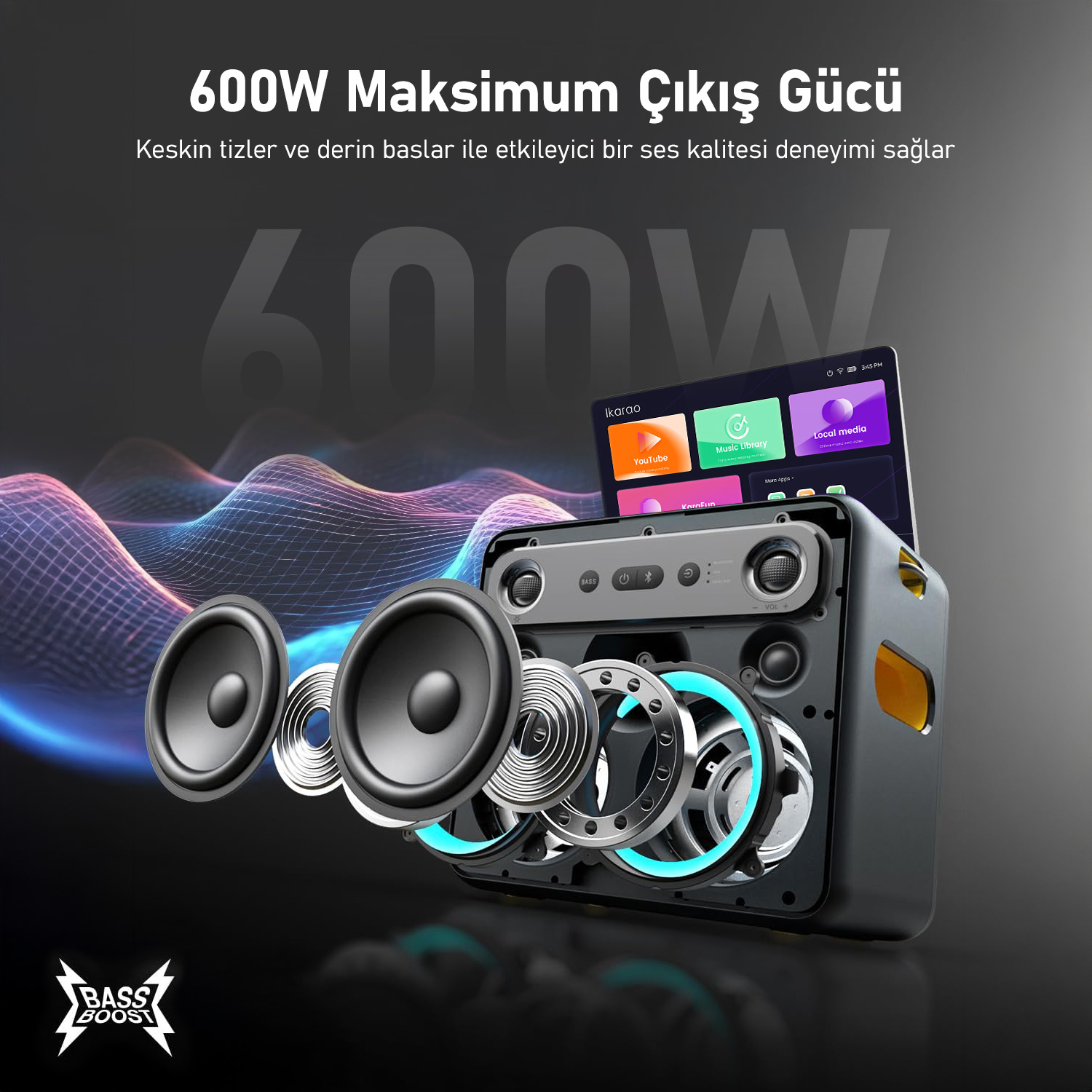 Açıkta bileşenleri olan bir hoparlör. Önünde iki hoparlör ve uygulamaları gösteren bir ekran var. Metinde '600W Maksimum Güç' yazıyor.