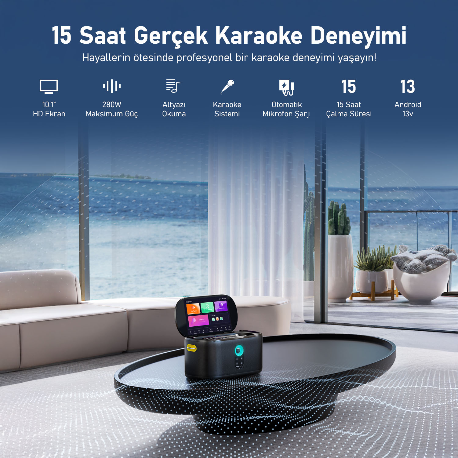 Siyah bir masa üzerinde bir karaoke makinesi. Arka planda kanepe, bitkiler ve deniz manzarası olan bir oturma odası var.