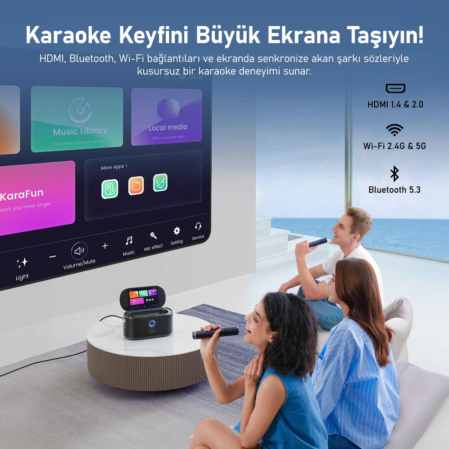 İnsanlar mikrofonlarla karaoke söylüyor. Bir ekran uygulamaları gösteriyor. Bir karaoke makinesi masada. HDMI, Wi-Fi ve Bluetooth görüntüleniyor.