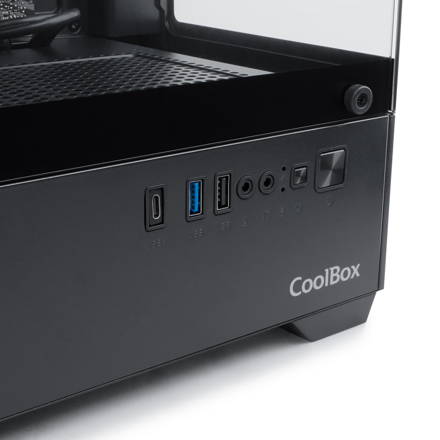Una caja de ordenador negra con puertos USB, botón de encendido y el logotipo de CoolBox. Panel de vidrio en la parte superior. Fondo blanco.