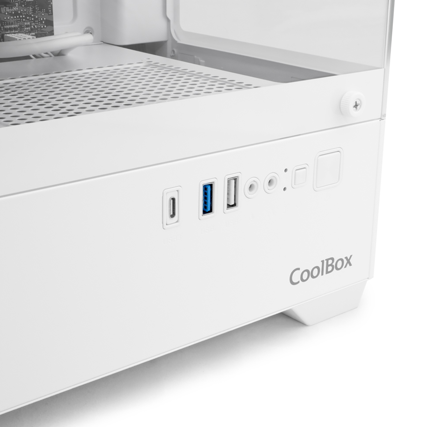 Panel frontal de carcasa de ordenador blanca con puertos USB, conectores de audio y botón de encendido. Visible el logotipo de CoolBox.