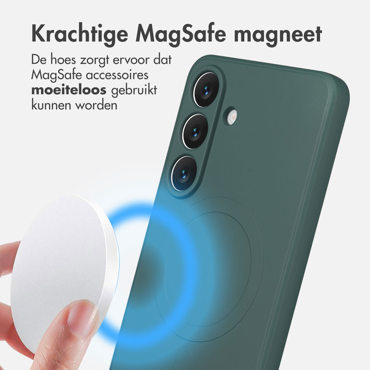 Een hand houdt een witte MagSafe-oplader vast bij een groene telefoonhoes. De telefoonhoes heeft drie cameralenzen. Tekst bovenaan.