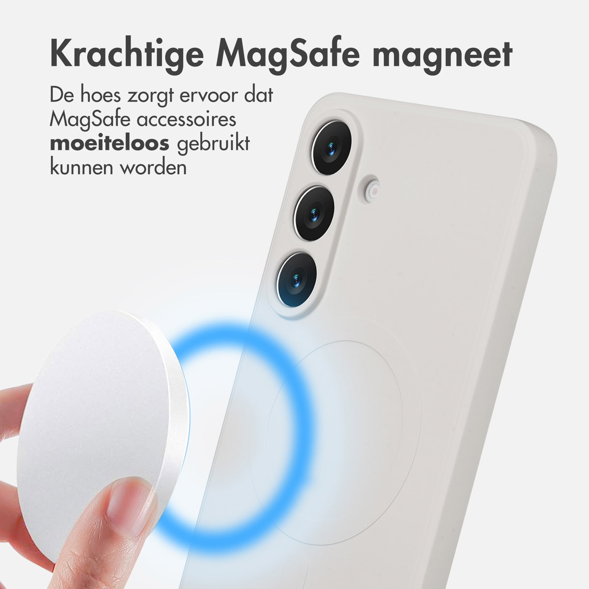 Een witte telefoon met drie camera's en een witte cirkelvormige MagSafe-accessoire, met blauwe cirkelanimatie, vastgehouden door een hand.
