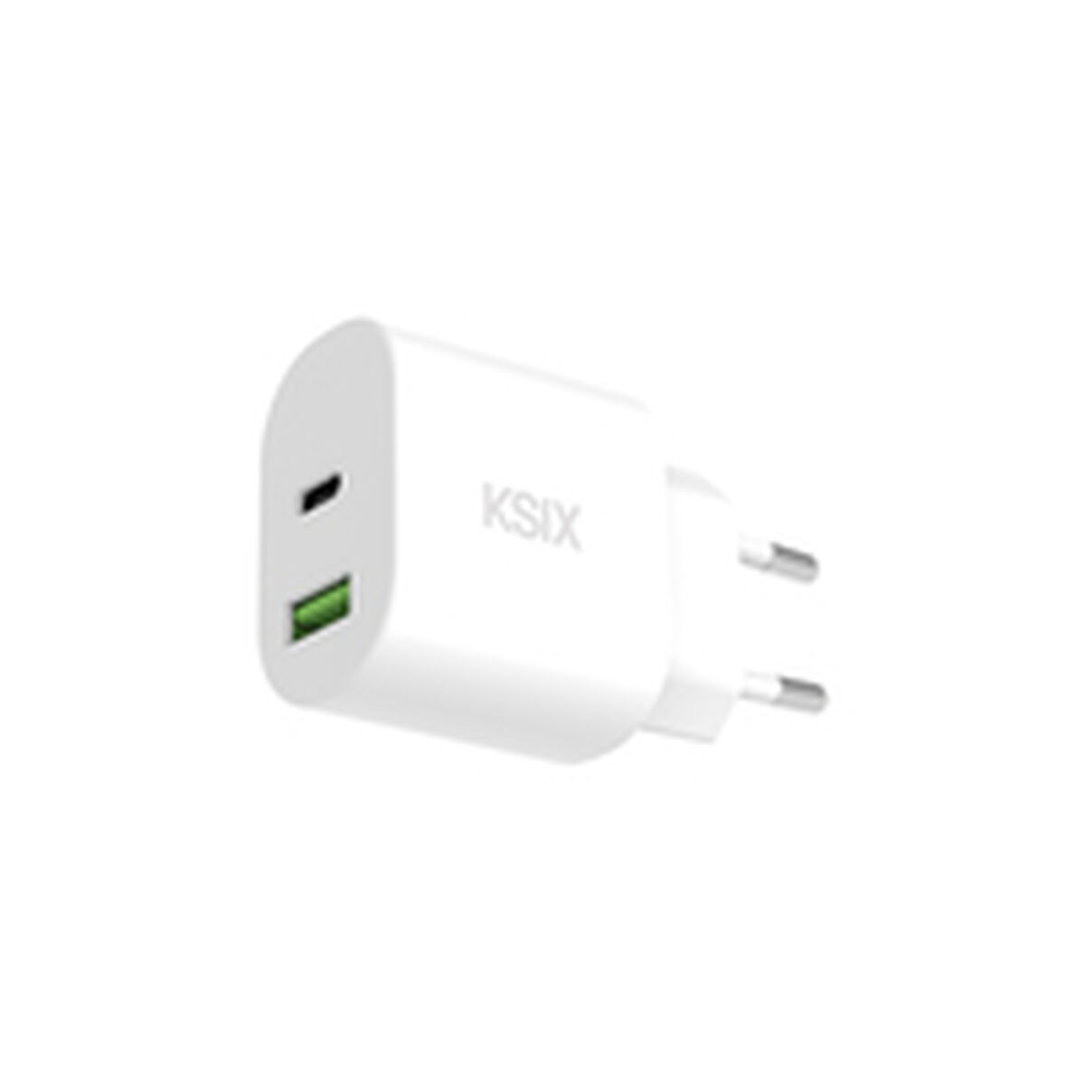 Un cargador KSIX blanco con dos puertos: un USB-C y un puerto USB verde. Tiene dos clavijas plateadas para una toma de corriente.
