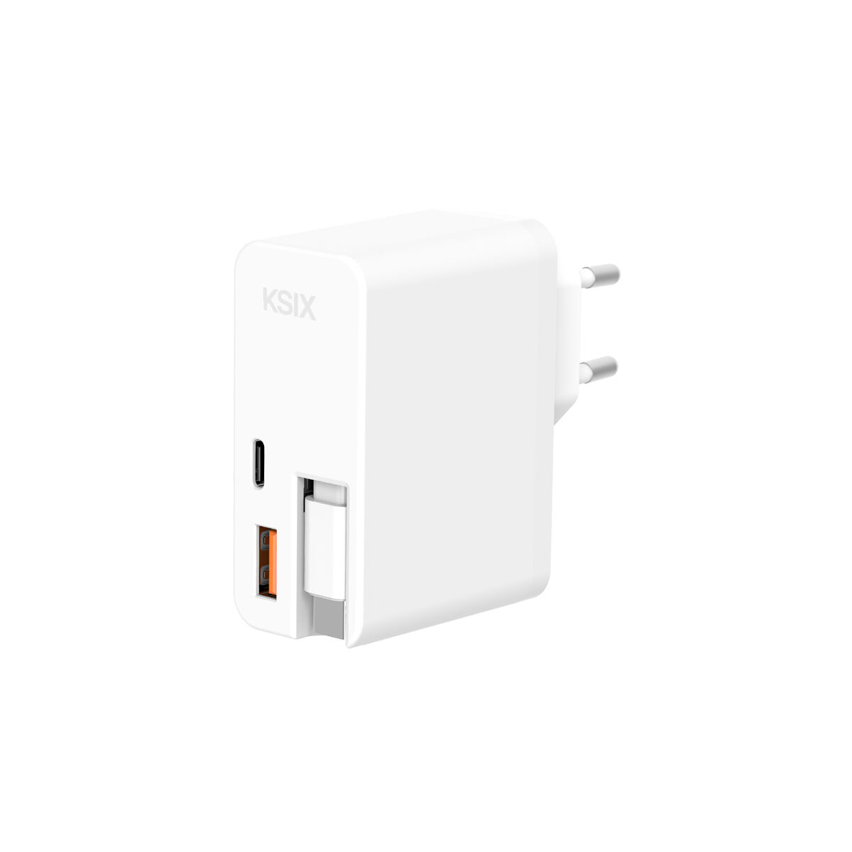 Un caricabatterie KSIX bianco con porta USB-C e USB. Ha due spine per prese europee. Lo sfondo è bianco.