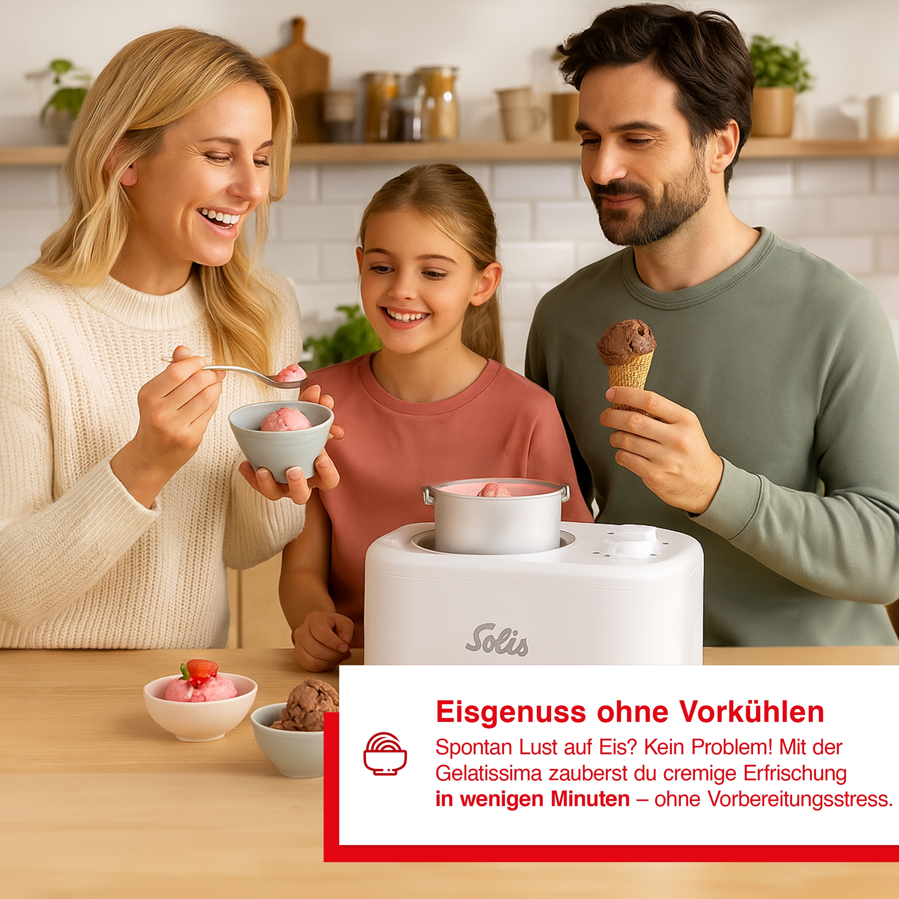Eine Familie genießt Eiscreme. Eine Frau schöpft Eis, ein Mädchen lächelt, ein Mann hält eine Tüte. Eine Maschine sagt 'Solis'.