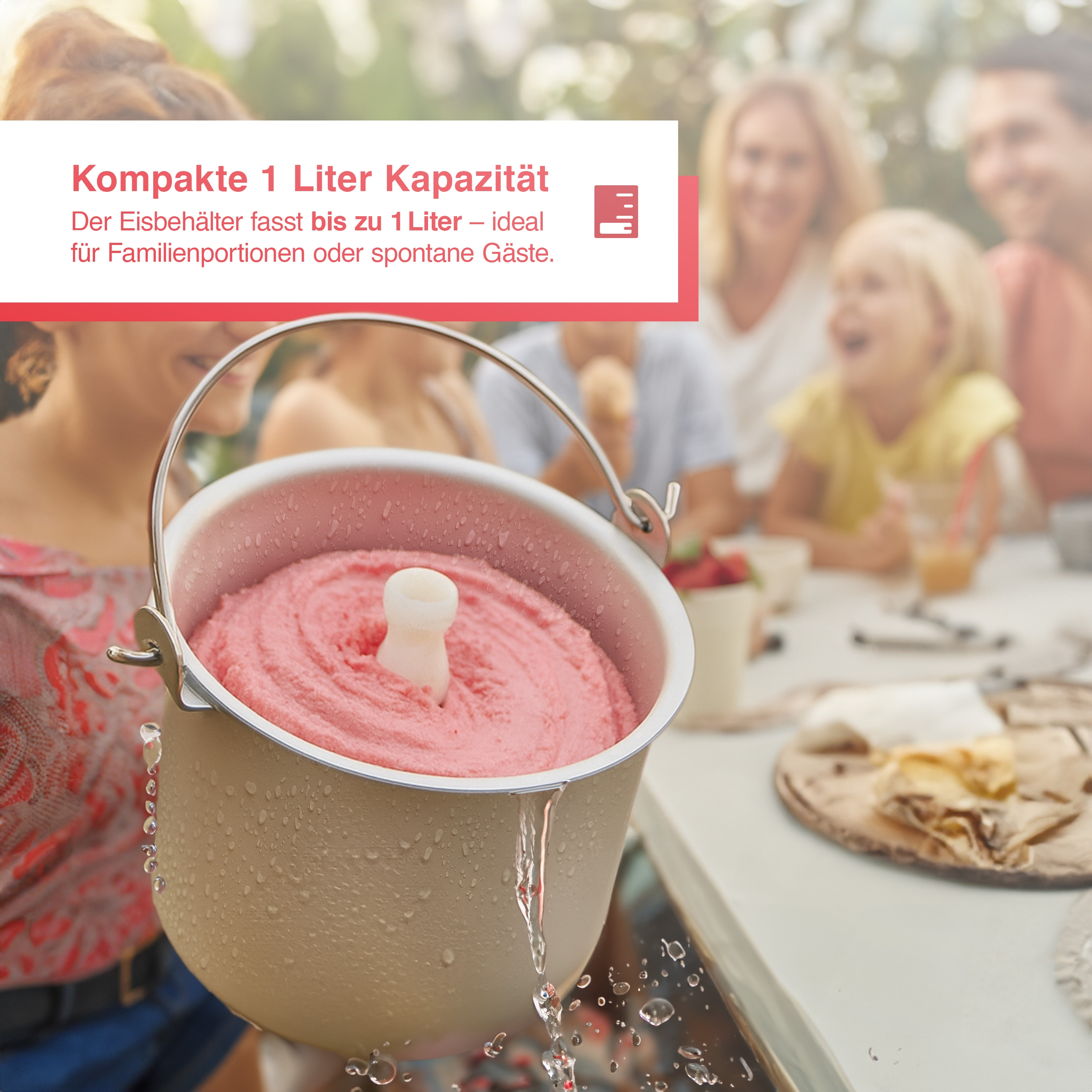 Eismaschine mit rosa Eis. Wasser tropft heraus. Verschwommener Hintergrund mit Personen.