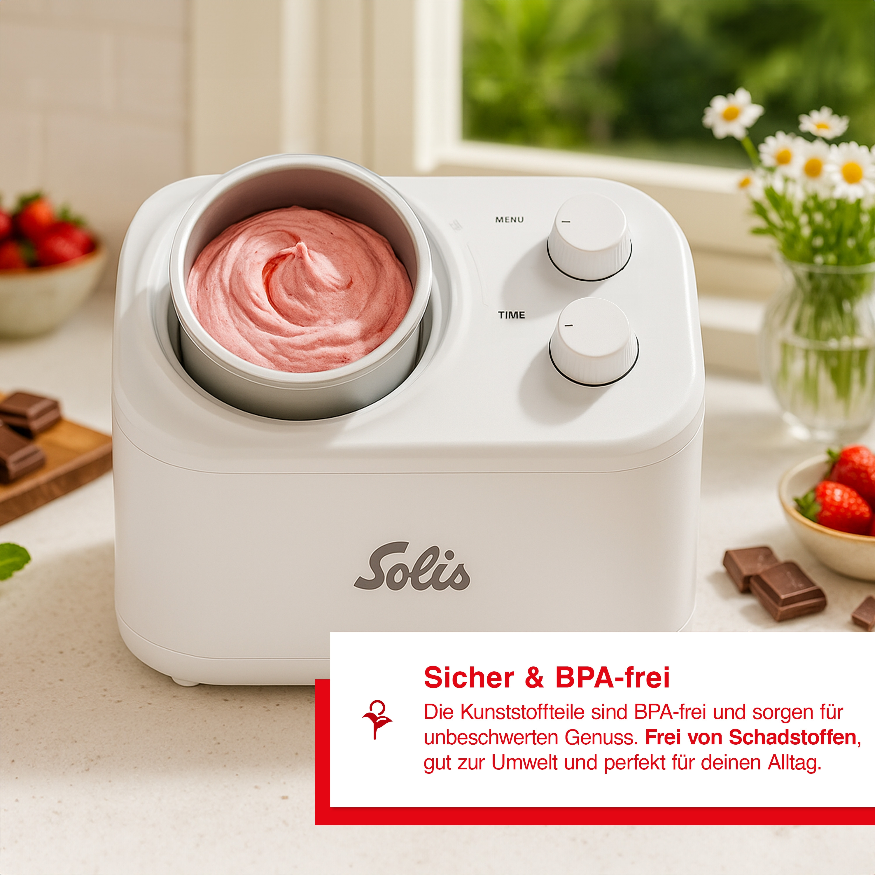 Weißer Eisbereiter mit rosa Eis. Erdbeeren, Schokolade und Blumen sind im Hintergrund.