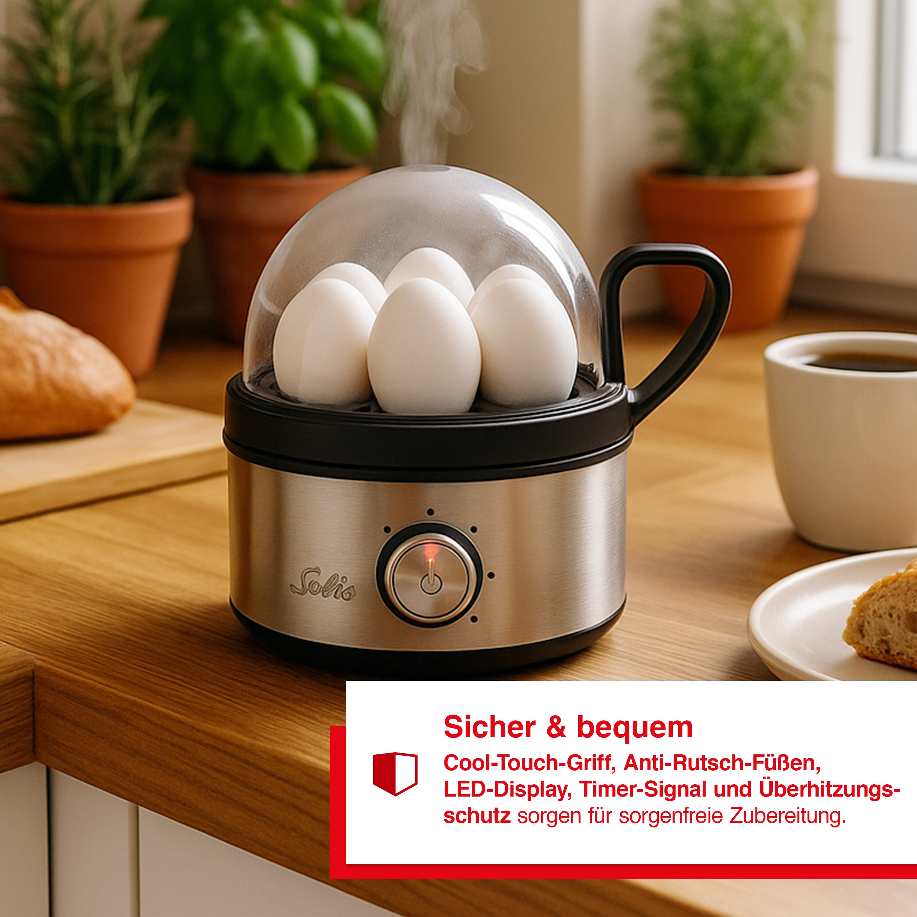 Gotowacz do jajek z jajkami w środku, parujący. Filiżanka kawy, chleb i rośliny w tle. Produkt na drewnianej powierzchni.