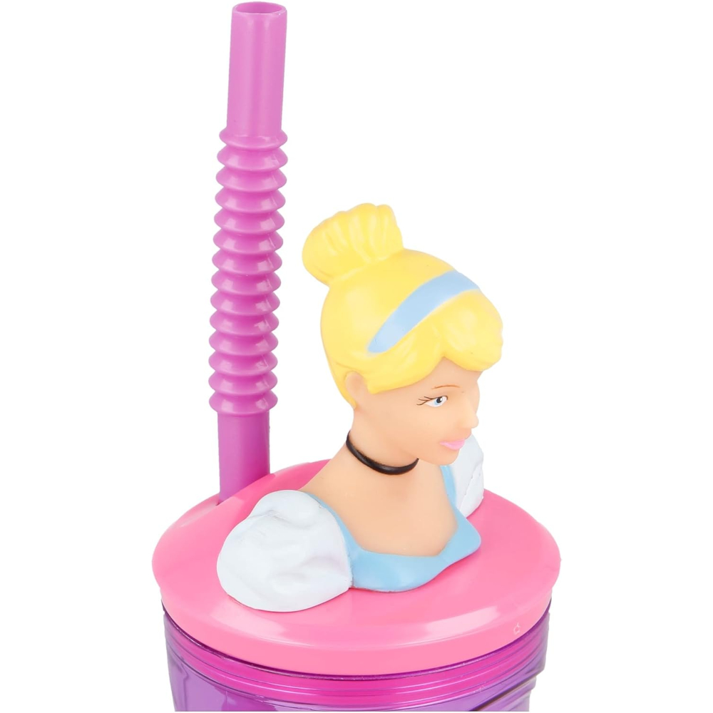 Ein Cinderella-Becher mit rosa Deckel, lila Strohhalm und einer Cinderella-Figur. Der Hintergrund ist weiß.