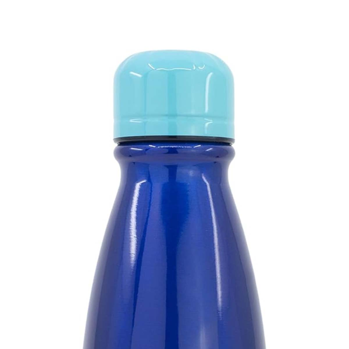 Nahaufnahme einer blauen Wasserflasche. Der Verschluss ist hellblau, der Körper dunkelblau und der Hintergrund weiß.