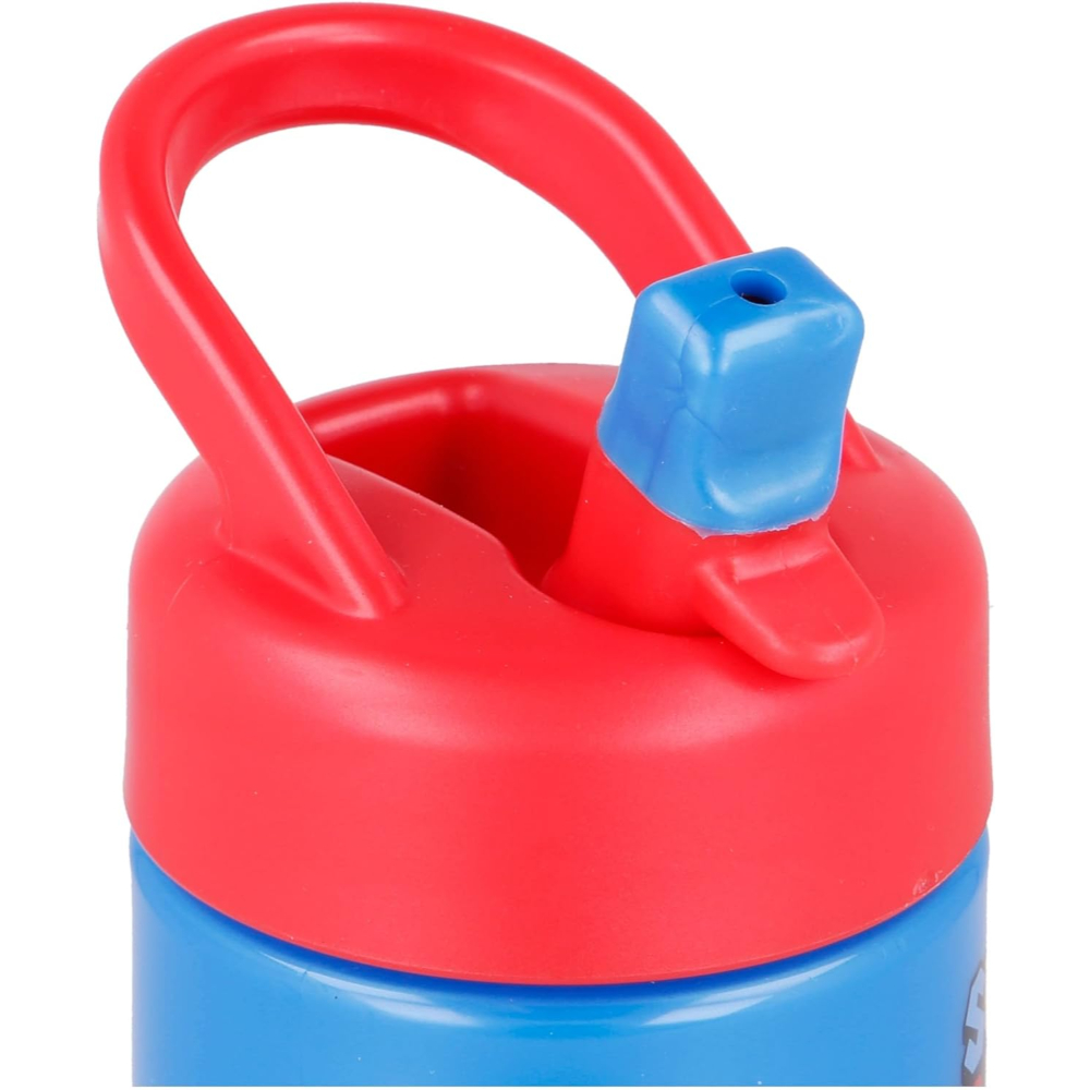Nahaufnahme einer rot-blauen Wasserflasche. Der Deckel ist rot und der Ausguss blau. Ein roter Griff wölbt sich darüber.