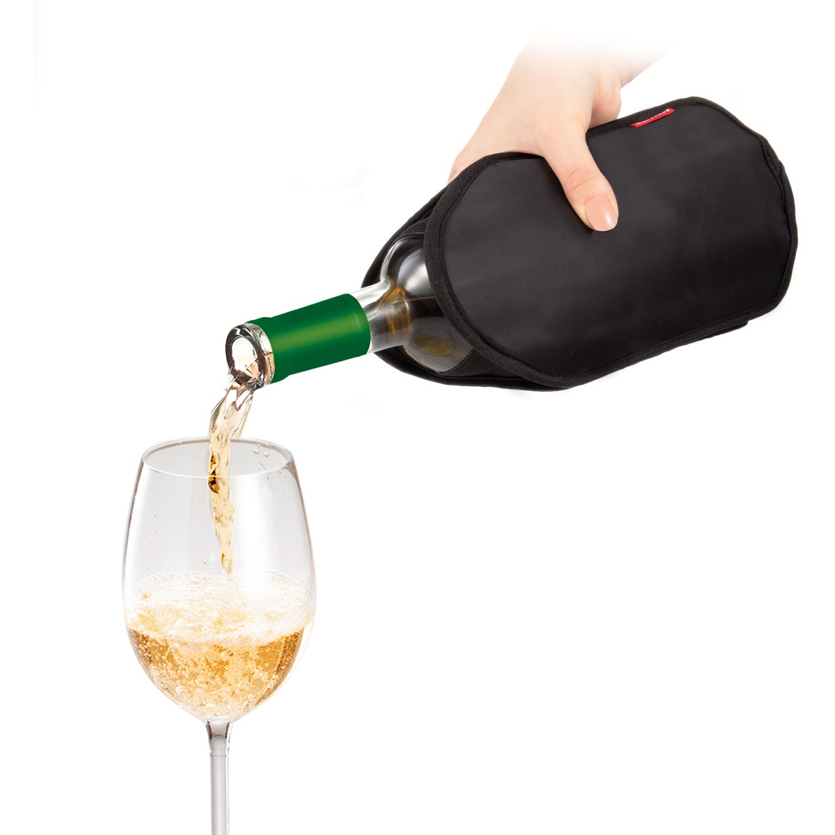 Eine Hand gießt Wein aus einer Flasche in ein Glas. Die Flasche befindet sich in einem schwarzen Kühler. Der Wein ist hell und das Glas ist klar.
