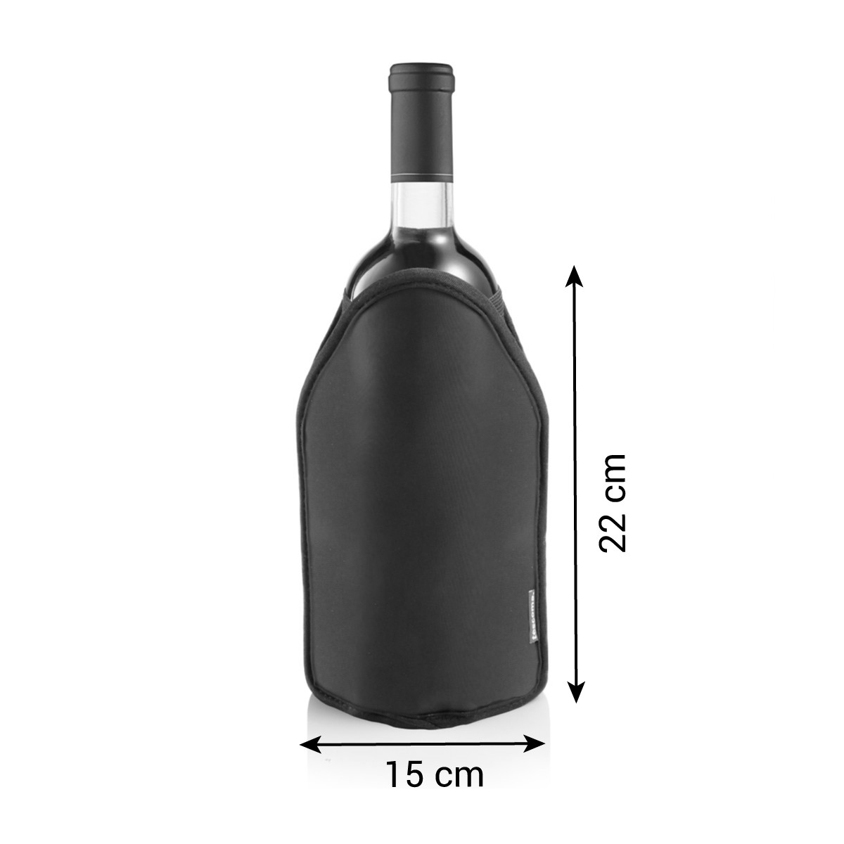 Eine Weinflasche in einem schwarzen Kühler, die Abmessungen sind mit 22 cm Höhe und 15 cm Breite auf weißem Hintergrund angegeben.
