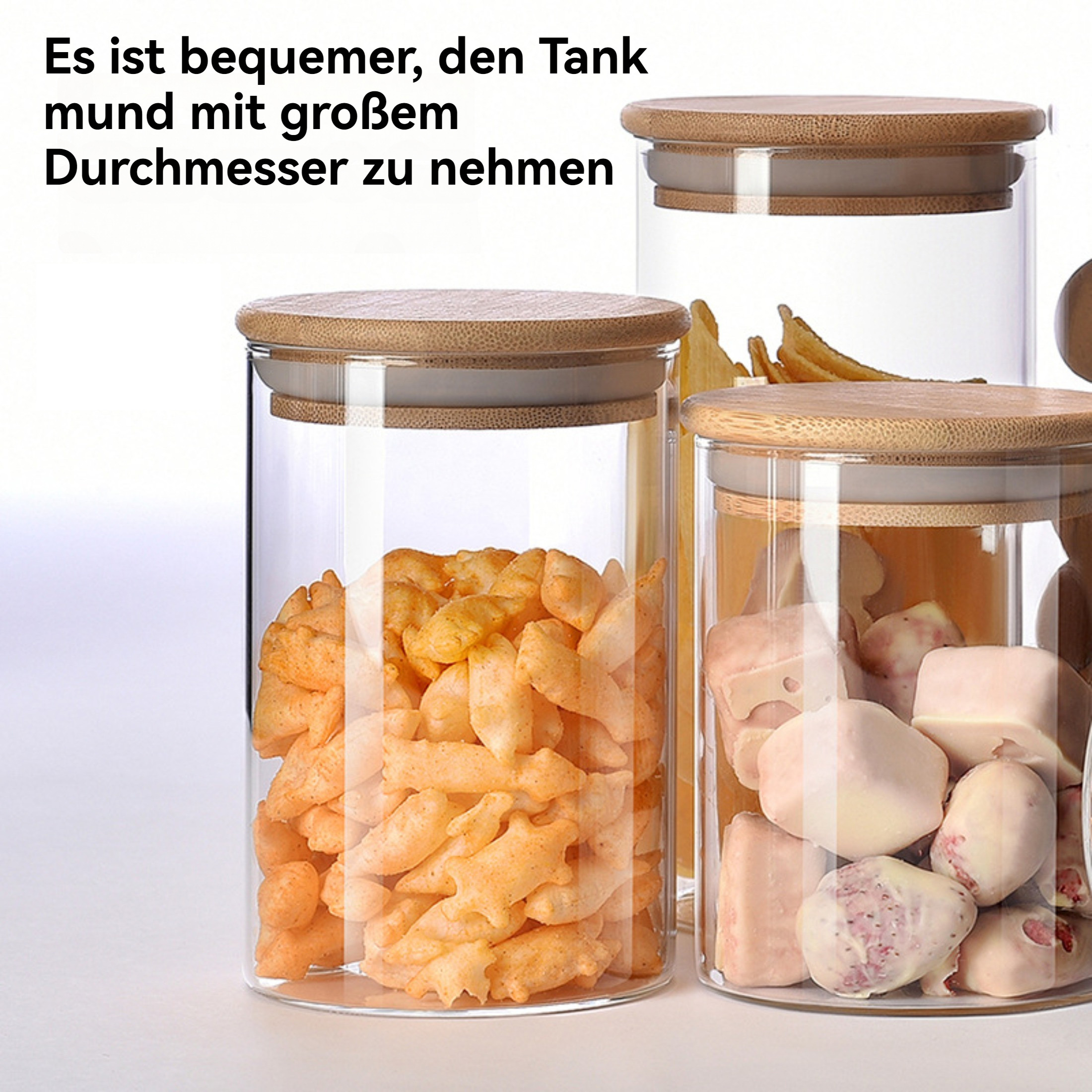 Drei Gläser mit Holzdeckeln. Gläser enthalten Snacks wie Chips und Süßigkeiten. Weißer Hintergrund.