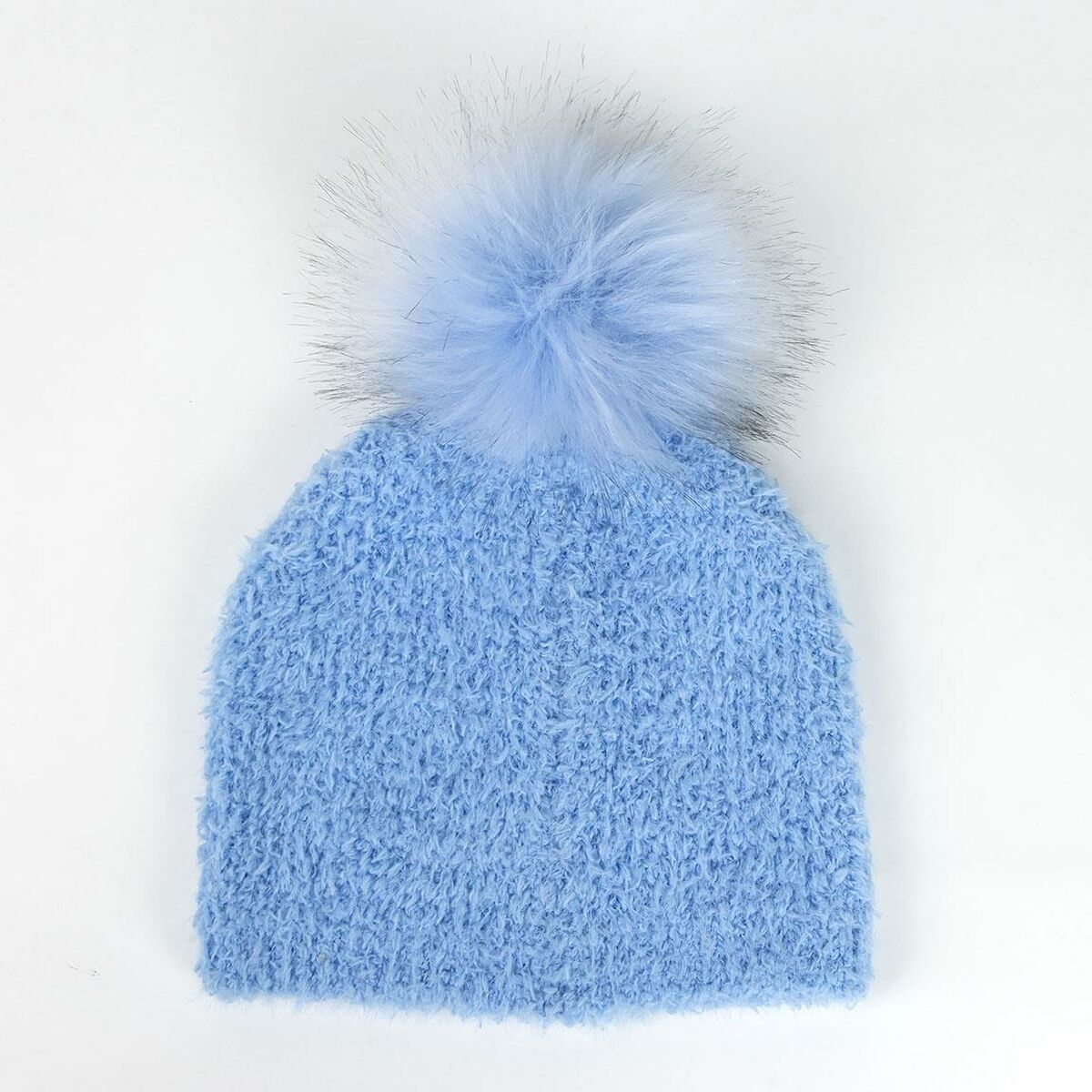 Eine hellblaue Strickmütze mit einem flauschigen Bommel oben, vor weißem Hintergrund. Die Mütze hat eine strukturierte Oberfläche.
