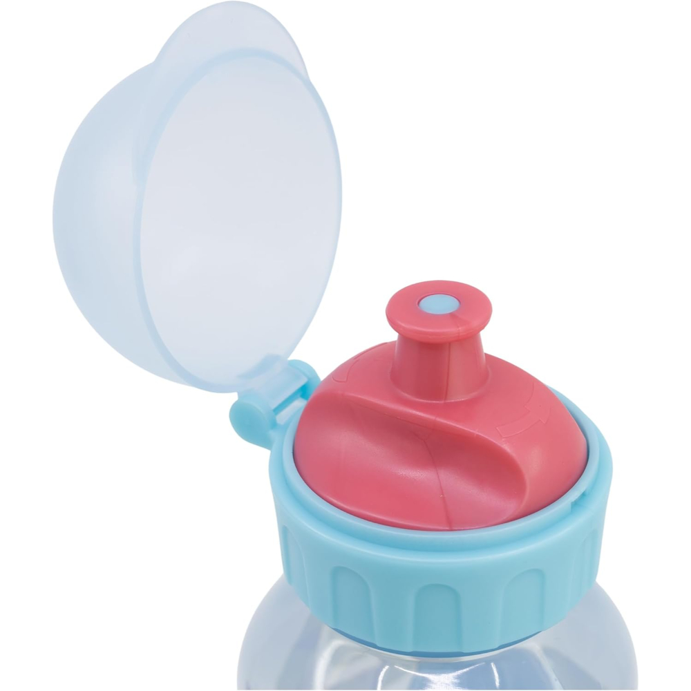 Nahaufnahme einer Wasserflasche mit rotem und blauem Deckel. Der Deckel ist offen. Der Hintergrund ist weiß.