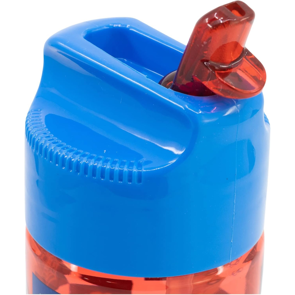 Nahaufnahme einer blau-roten Wasserflasche. Die Flasche ist blau mit einem roten Ausguss. Der Deckel ist offen.