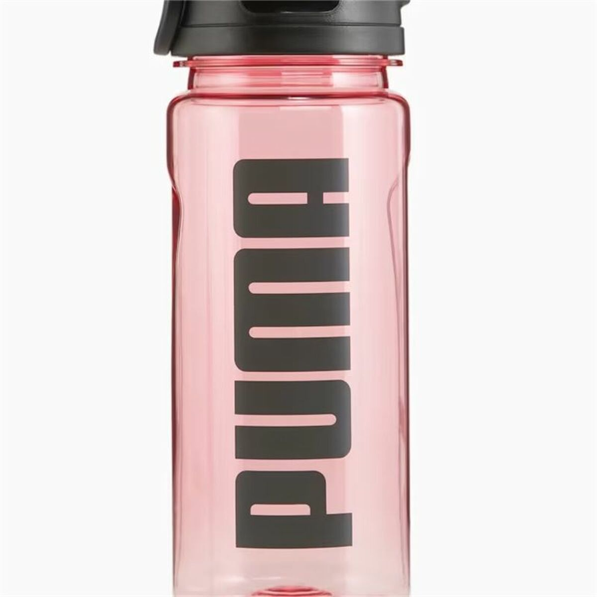 Eine rosa Puma-Wasserflasche mit schwarzem Deckel und Puma-Logo. Die Flasche hat einen transparenten Körper.