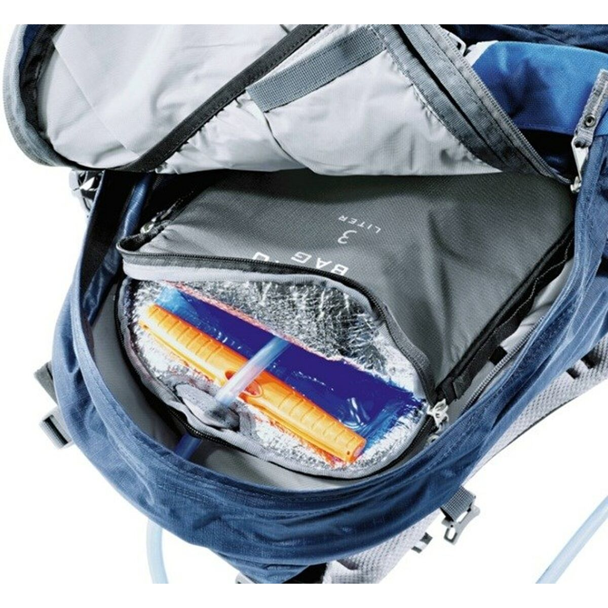 Offener blauer Rucksack mit Wasserreservoir. Innen ist ein silberverpackter Trinkrucksack mit blauen und orangen Komponenten zu sehen.
