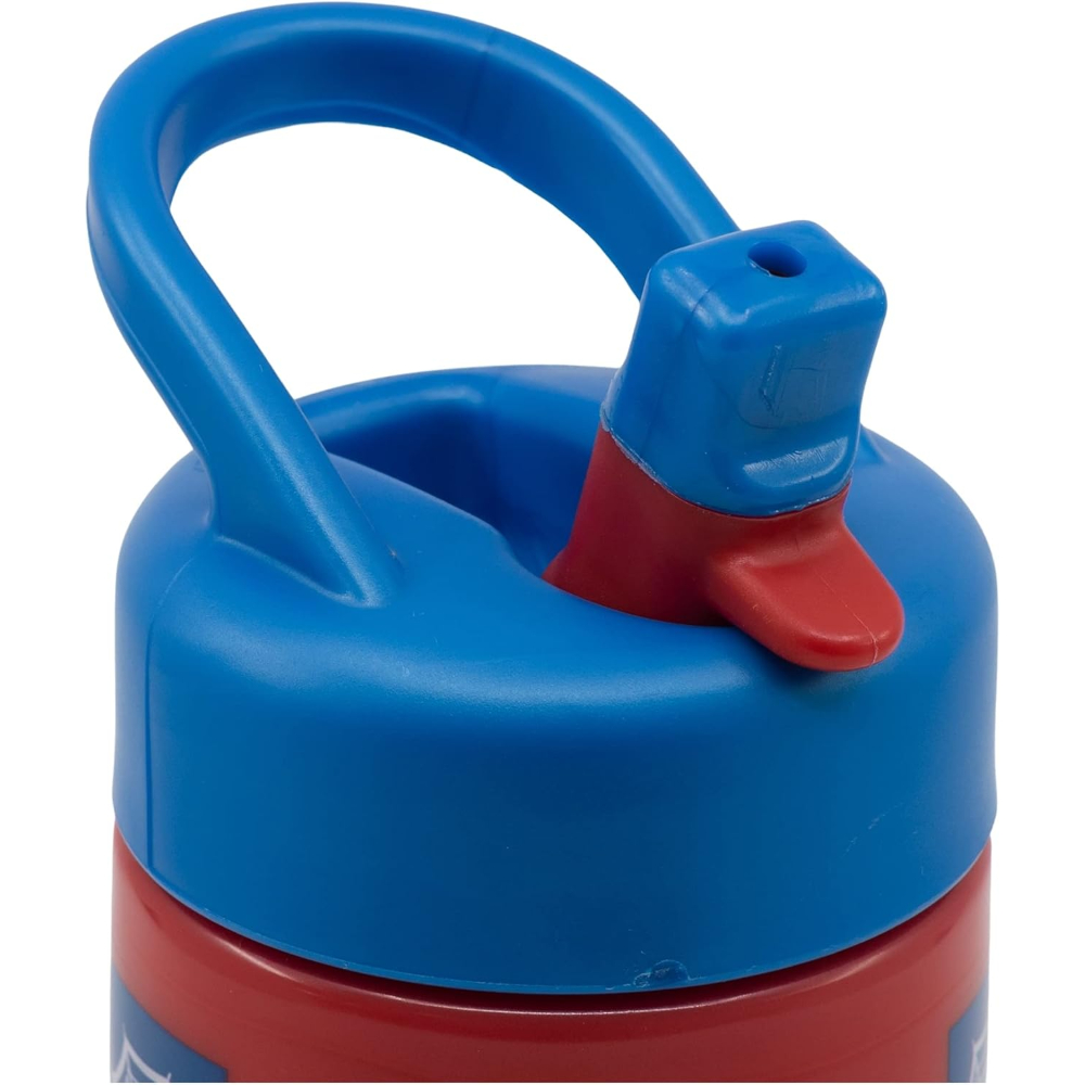 Nahaufnahme einer blau-roten Wasserflasche. Die Flasche hat einen blauen Deckel, Griff und einen roten Ausguss. Der Hintergrund ist weiß.
