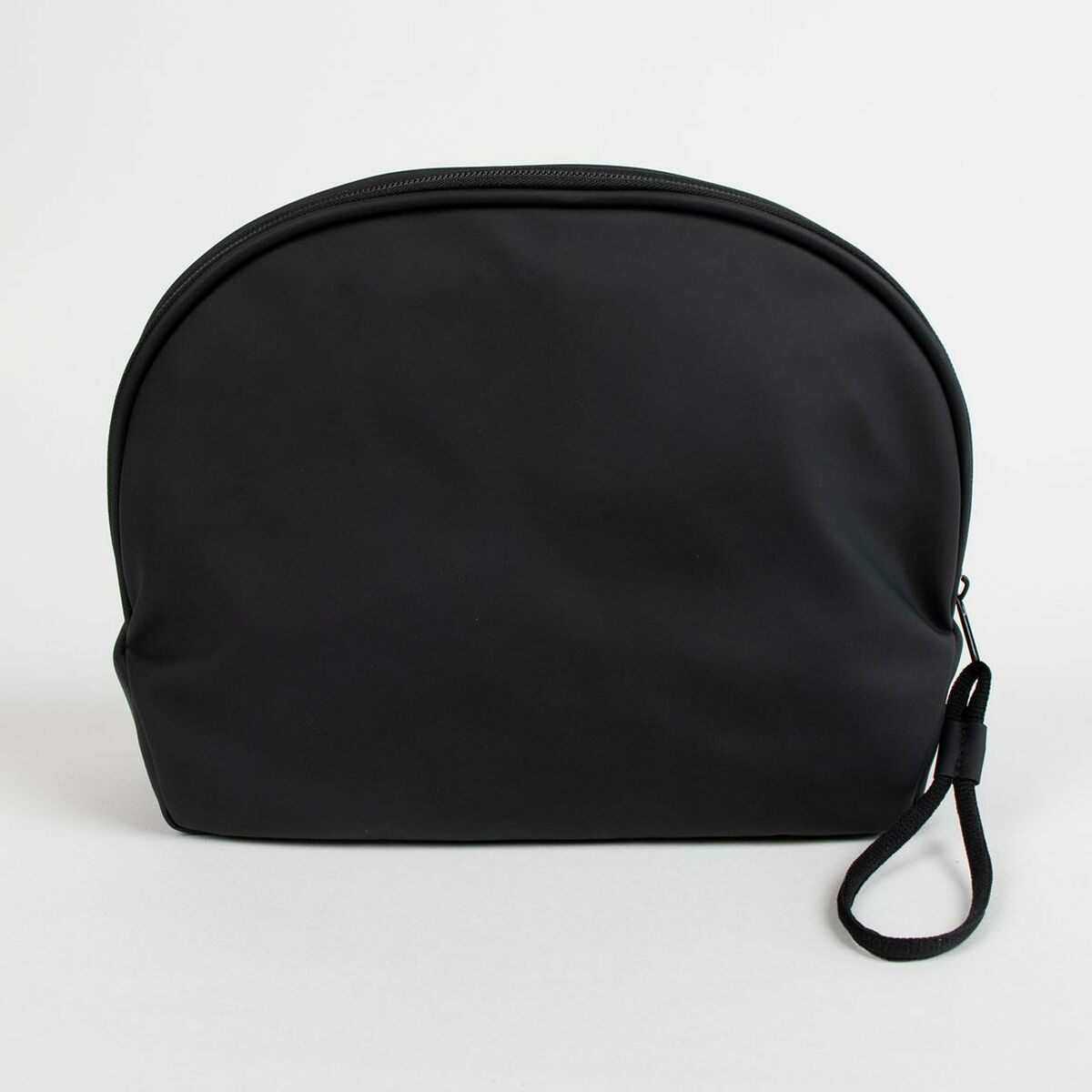 Eine schwarze, halbkreisförmige Kosmetiktasche mit Reißverschluss und kleinem Schlaufenhenkel. Sie liegt auf weißem Hintergrund.
