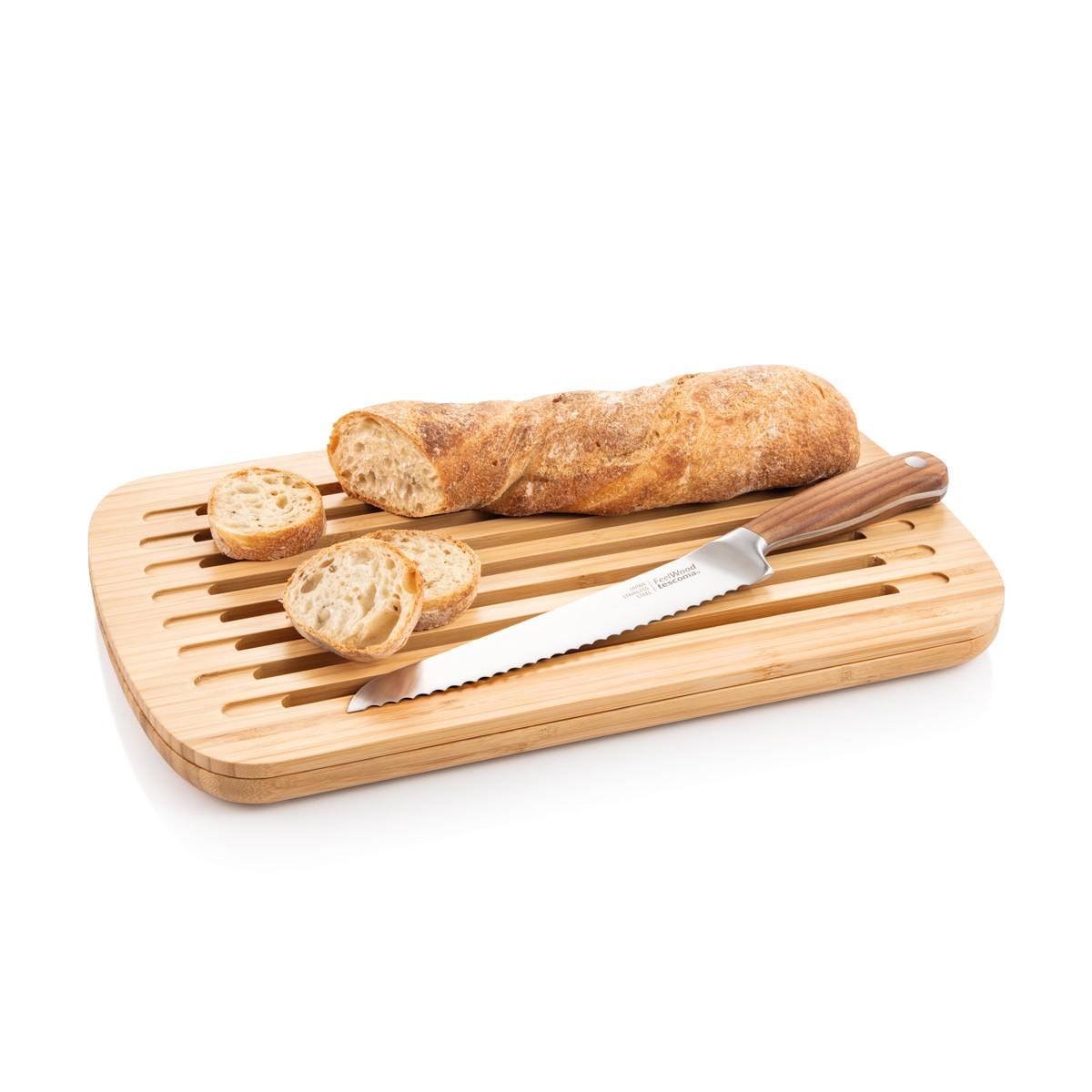 Ein Baguette, geschnittenes Brot und ein gezahntes Messer liegen auf einem hölzernen Brotbrett. Der Hintergrund ist weiß.
