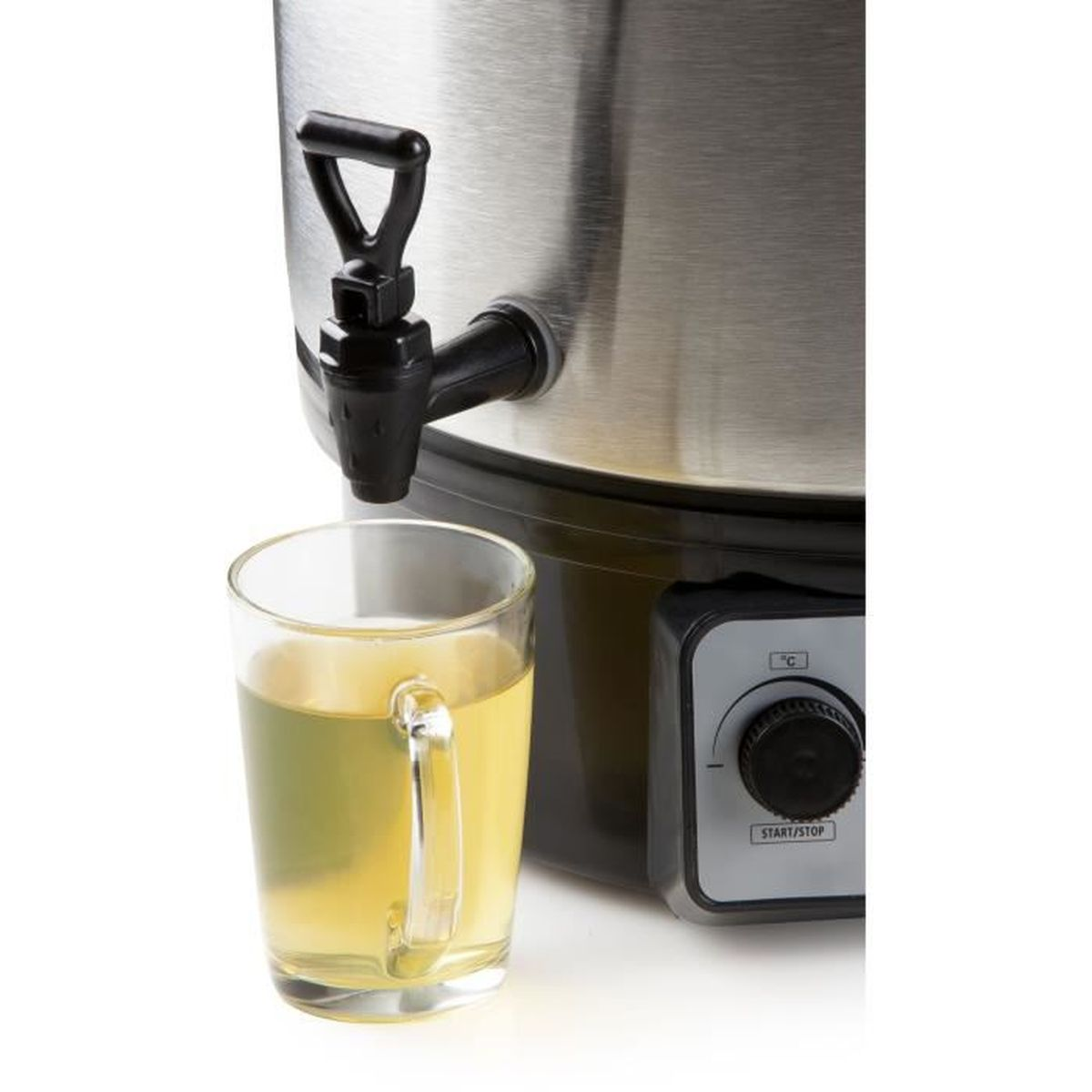 Ein Glas Tee wird aus einem schwarzen Wasserhahn gefüllt. Dahinter befindet sich ein silberner Behälter. Ein Zifferblatt sagt Start/Stopp.