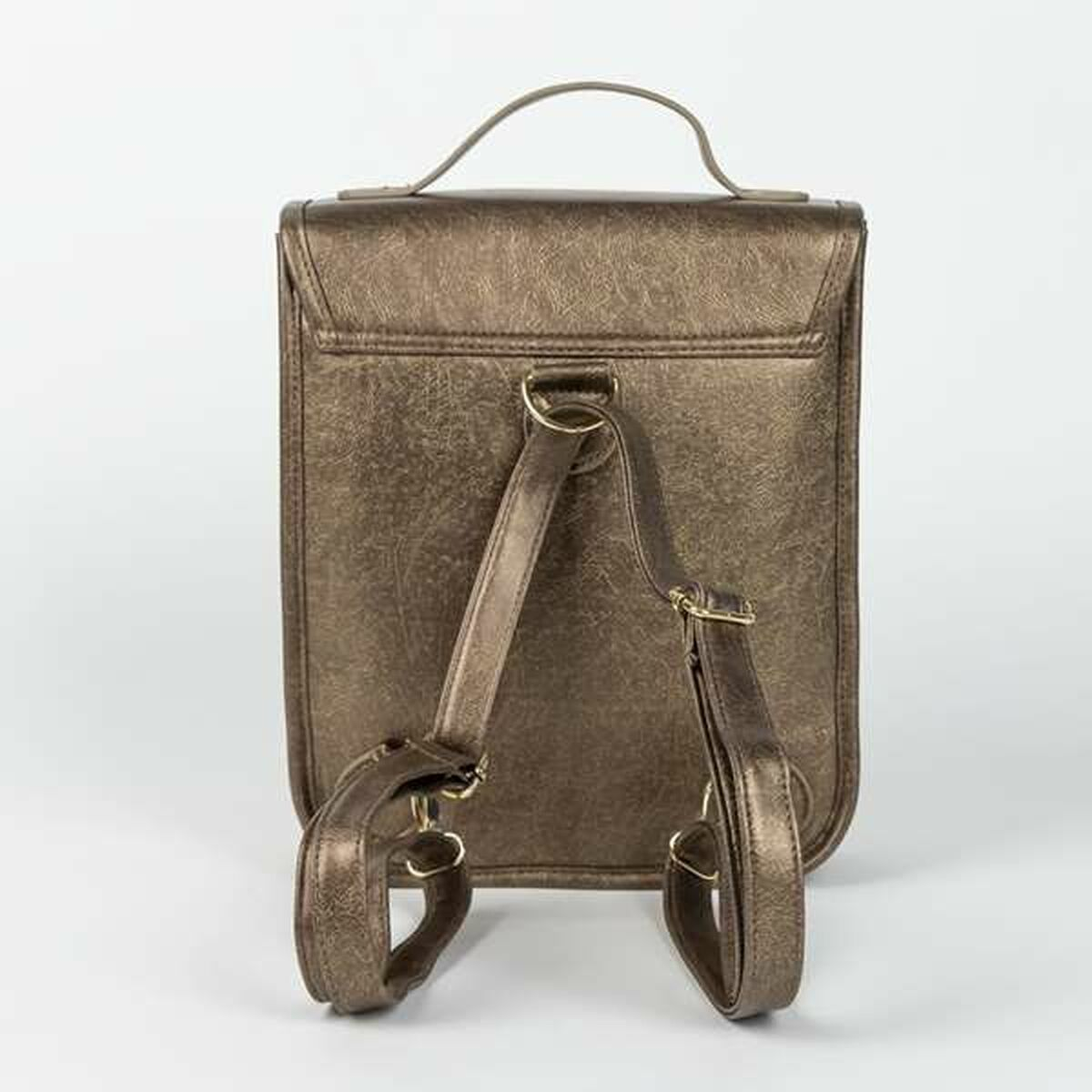 Ein bronzefarbener Rucksack mit oberem Griff und verstellbaren Trägern. Der Hintergrund ist weiß.