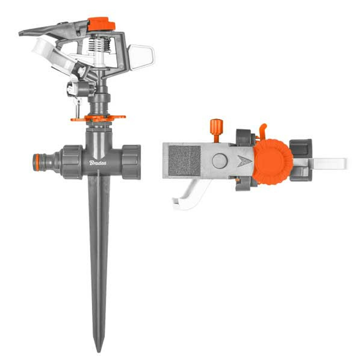 Ein grau-oranges Sprinklersystem mit Wasseranschluss, verstellbarem Kopf und Erdspieß, isoliert auf Weiß.