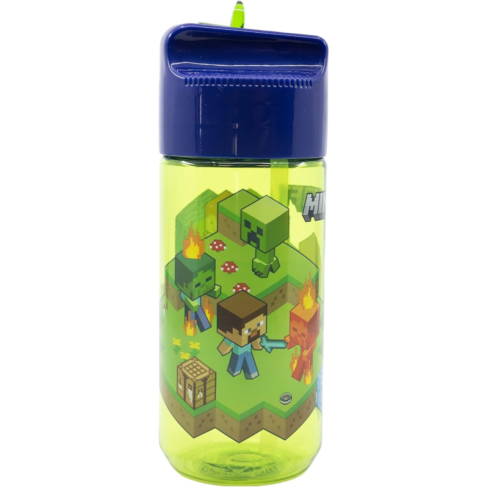 Eine Minecraft-Wasserflasche. Sie hat einen blauen Deckel und einen grünen Körper. Die Flasche zeigt Minecraft-Charaktere auf einer grünen Landschaft.