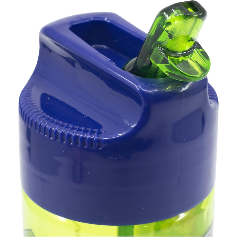 Nahaufnahme eines Wasserflaschen-Deckels in Blau und grünem Ausguss. Der Ausguss ist geöffnet. Der Flaschenkörper ist teilweise sichtbar.