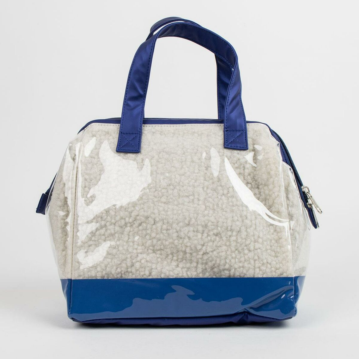 Eine transparente Handtasche mit grauem, flauschigem Innenraum und blauen Akzenten. Sie hat blaue Griffe und einen glänzenden blauen Boden.