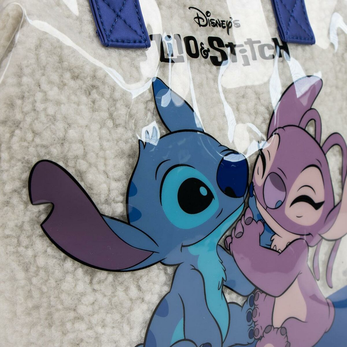 Eine transparente Tragetasche mit den Disney-Figuren Lilo & Stitch. Stitch und Angel sind abgebildet. Die Tasche hat blaue Griffe und einen pelzigen Hintergrund.