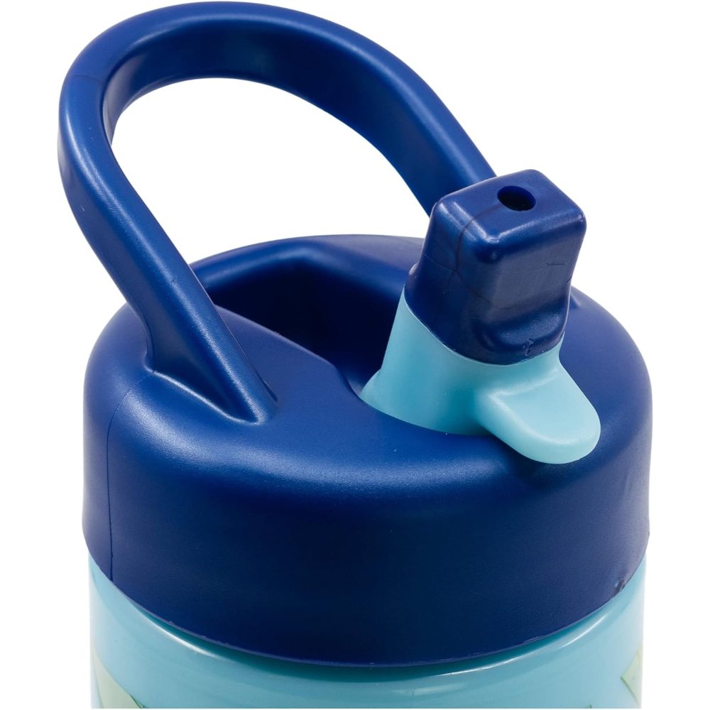 Nahaufnahme eines blauen Wasserflaschendeckels. Er hat einen Griff, einen Trinkausguss und einen hellblauen Knopf.
