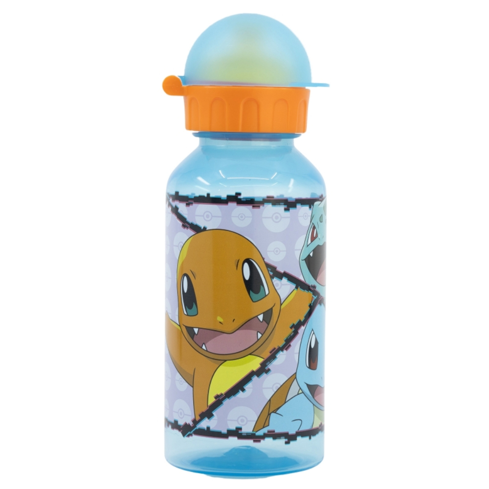 Eine blaue Wasserflasche mit Pokemon-Design. Mit Glumanda, Schiggy und anderen Pokemon-Charakteren. Orangefarbener und blauer Deckel.