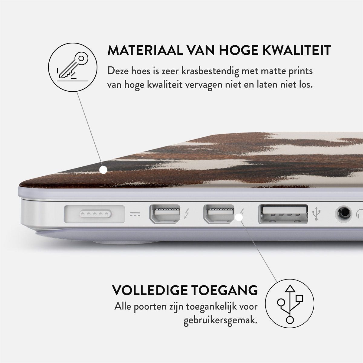 Laptop met een hoesje met koeienhuidpatroon. Tekstlabels beschrijven materialen en volledige toegang tot poorten. Gedetailleerde weergave van poorten.