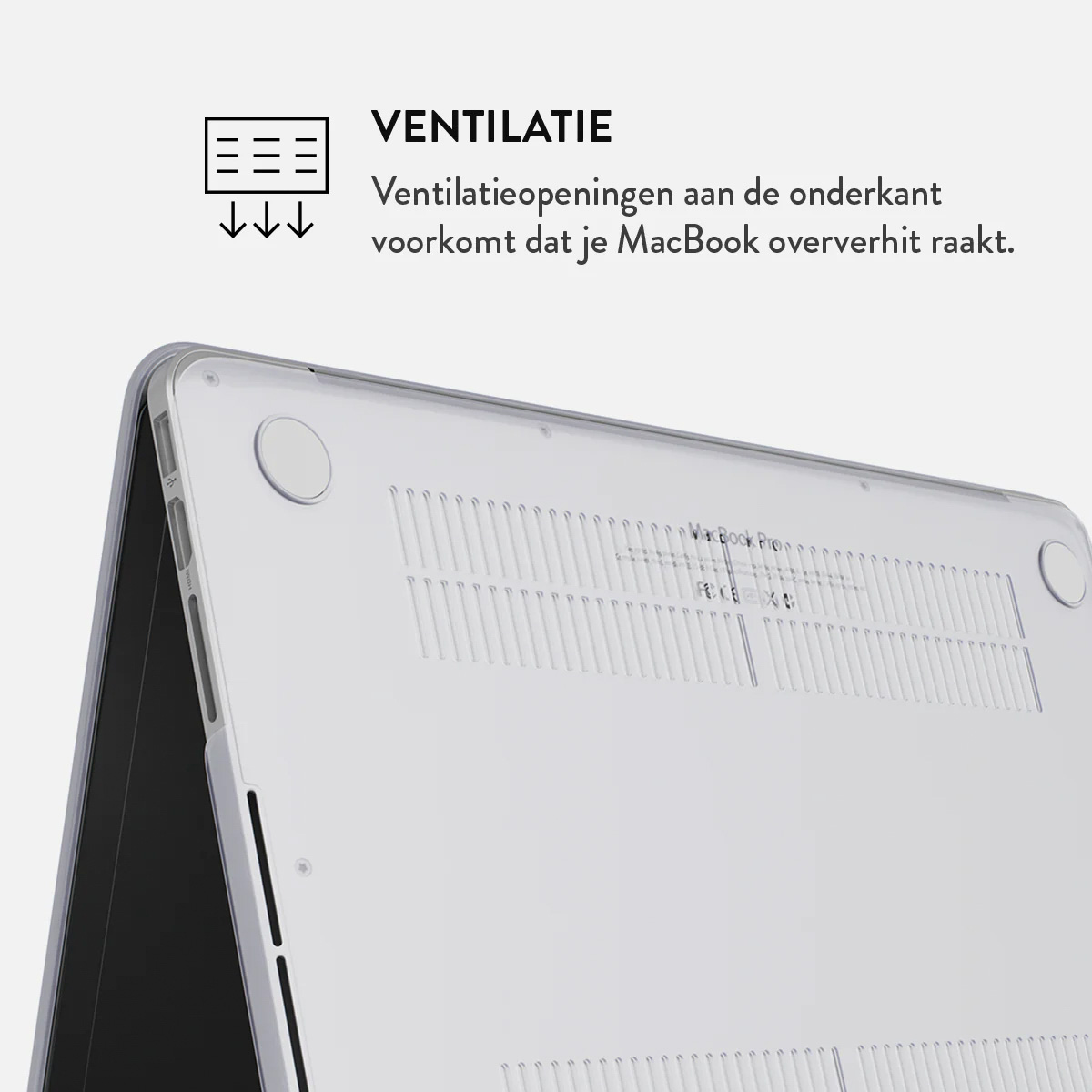 Een witte MacBook Pro, onderaanzicht. Ventilatiegaten zijn zichtbaar samen met een witte hoes.