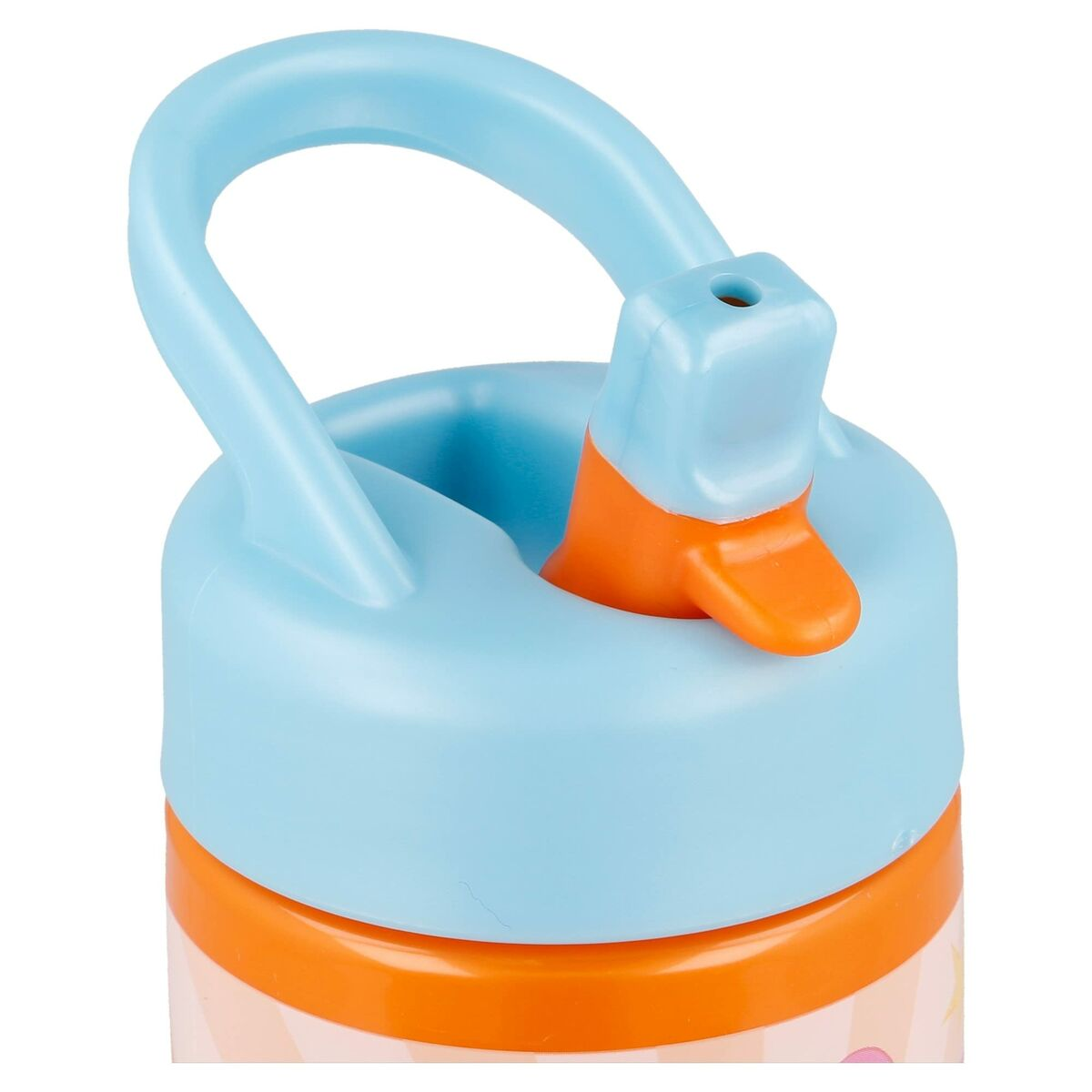 Nahaufnahme eines hellblauen Trinkflaschendeckels mit orangem Ausguss und Griff. Die Flasche hat orangefarbene und rosa Akzente.